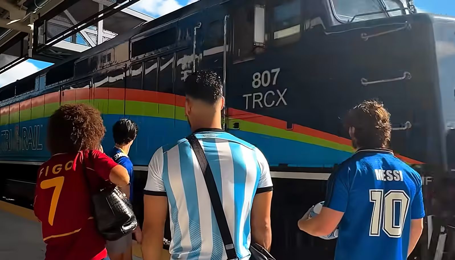 El trayecto en tren fortalece el sentido de comunidad entre los hinchas, quienes comparten cánticos y ambiente futbolero desde la estación (Tri-Rail)