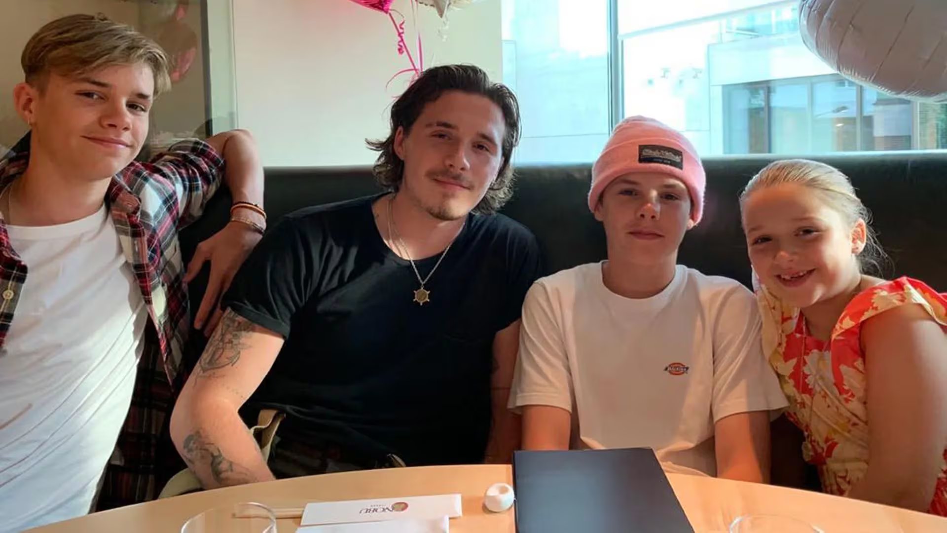 Romeo, Brooklyn, Cruz y Harper Beckham, los cuatro hijos de Victoria y David Beckham (Instagram/@victoriabeckham)