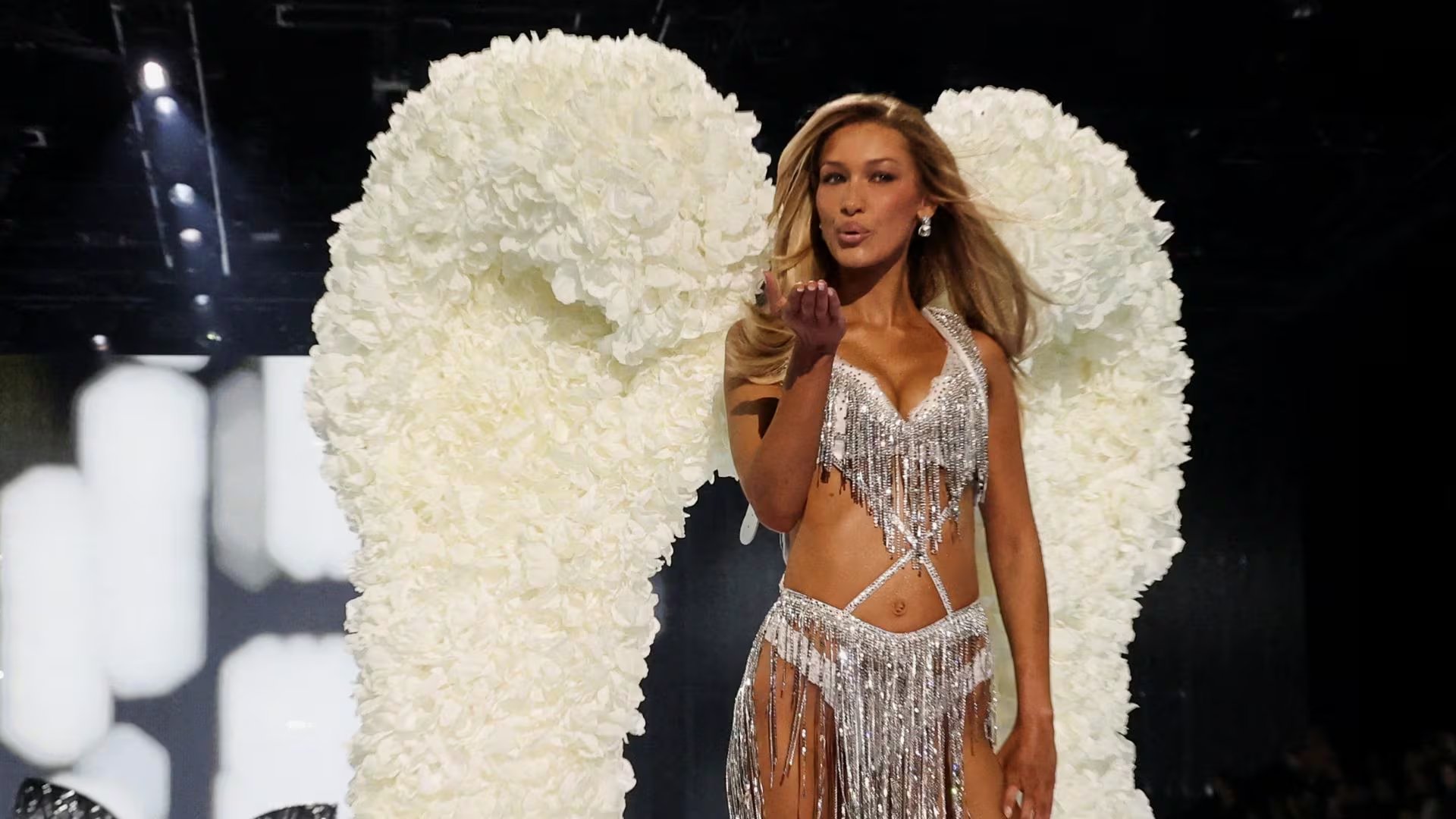 Bella Hadid enfrenta dificultades en la pasarela al desfilar con alas de 50 libras y sorprende por su determinación pese a los comentarios sobre su salud (REUTERS/Brendan McDermid)