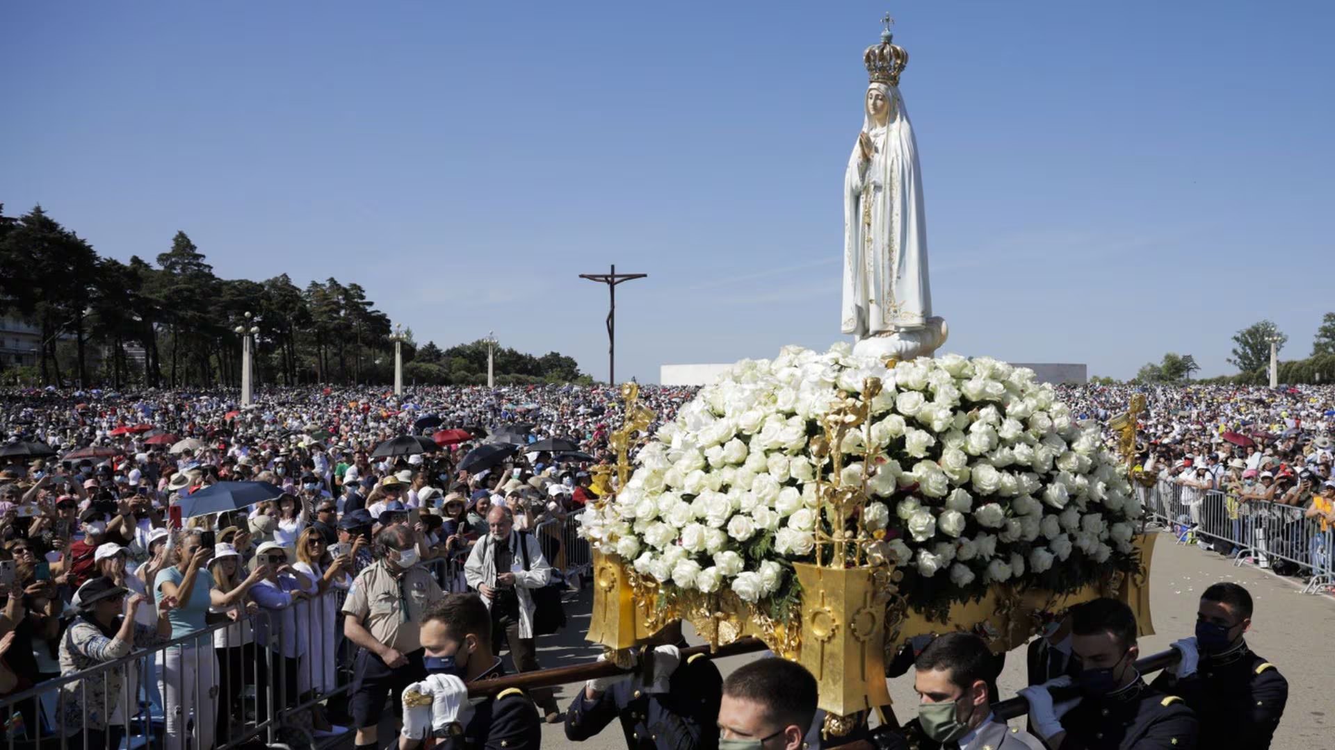 Desde su primera aparición en Portugal, millones de creyentes en todo el mundo han adoptado su culto, celebrando anualmente con procesiones, rezos y rituales simbólicos que renuevan la fe de generaciones (EFE)