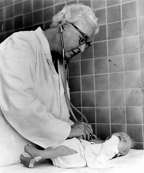 La doctora Virginia Apgar evaluando el estado de salud de un bebé. (Magnific)