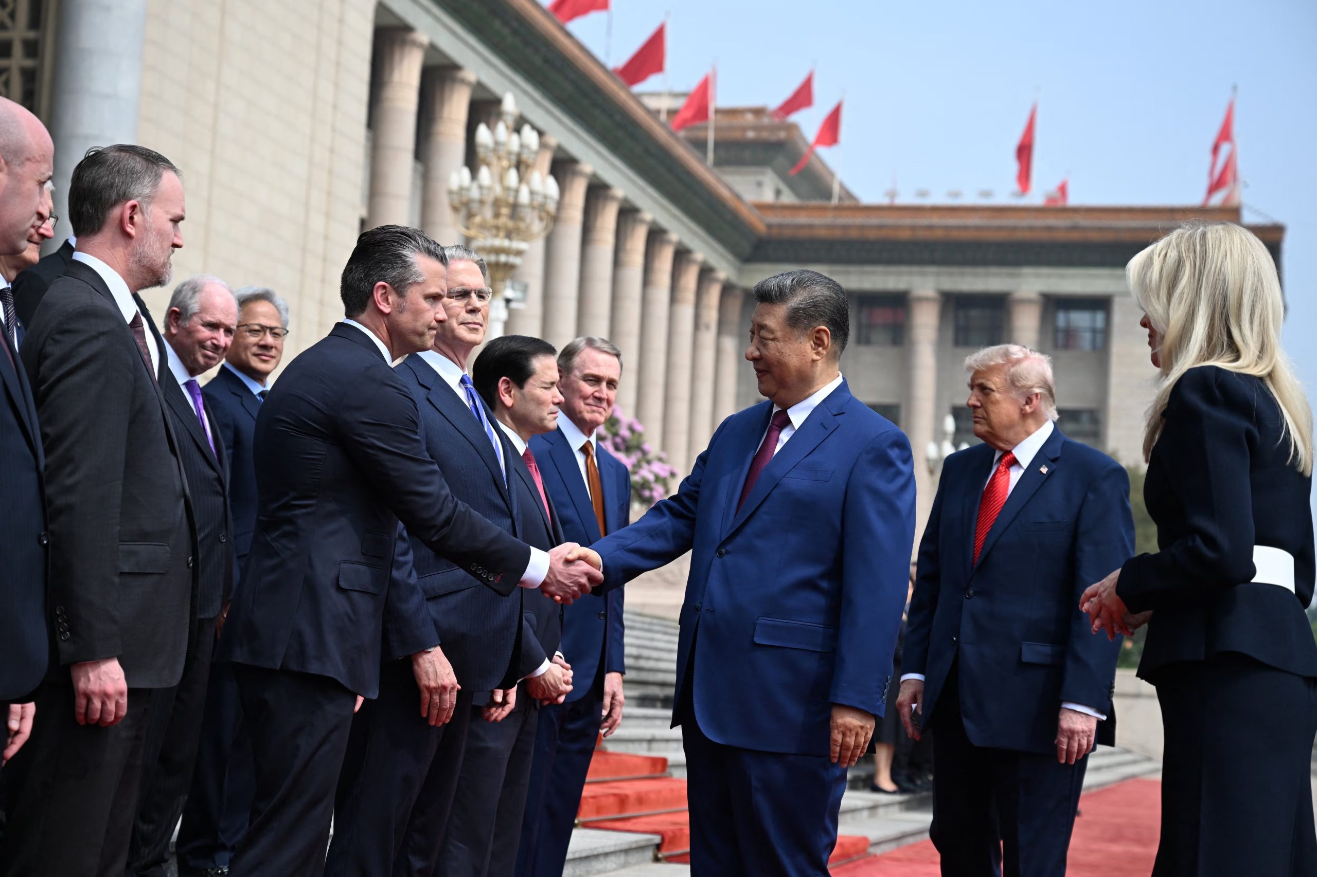 El presidente Xi Jinping estrecha la mano del secretario de Defensa de Estados Unidos, Pete Hegseth. La escena muestra al presidente estadounidense Donald Trump participando en eventos en el Gran Salón del Pueblo y saludando al presidente de la República Popular China, Xi Jinping, el 14 de mayo de 2026, en Pekín, China, durante un viaje centrado en el comercio, la seguridad regional y el fortalecimiento de las relaciones bilaterales entre las dos mayores economías del mundo. Kenny Holston/Pool vía REUTERS