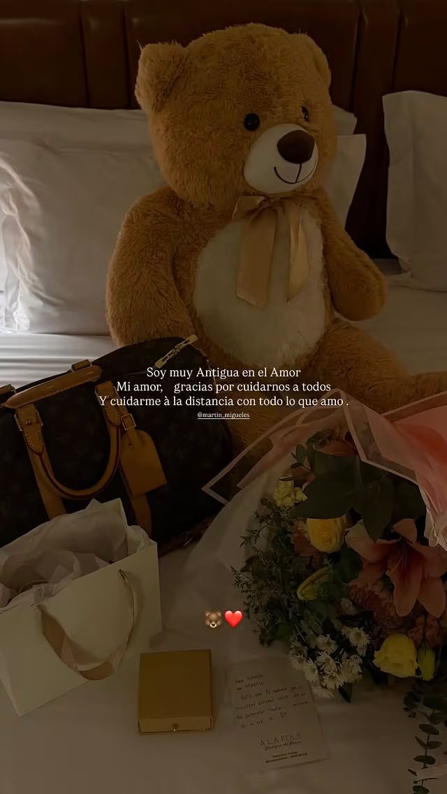 Martín Migueles envió un oso de peluche, un bolso Louis Vuitton y un ramo de flores a Wanda Nara, buscando acortar la distancia en medio de sus compromisos laborales.
