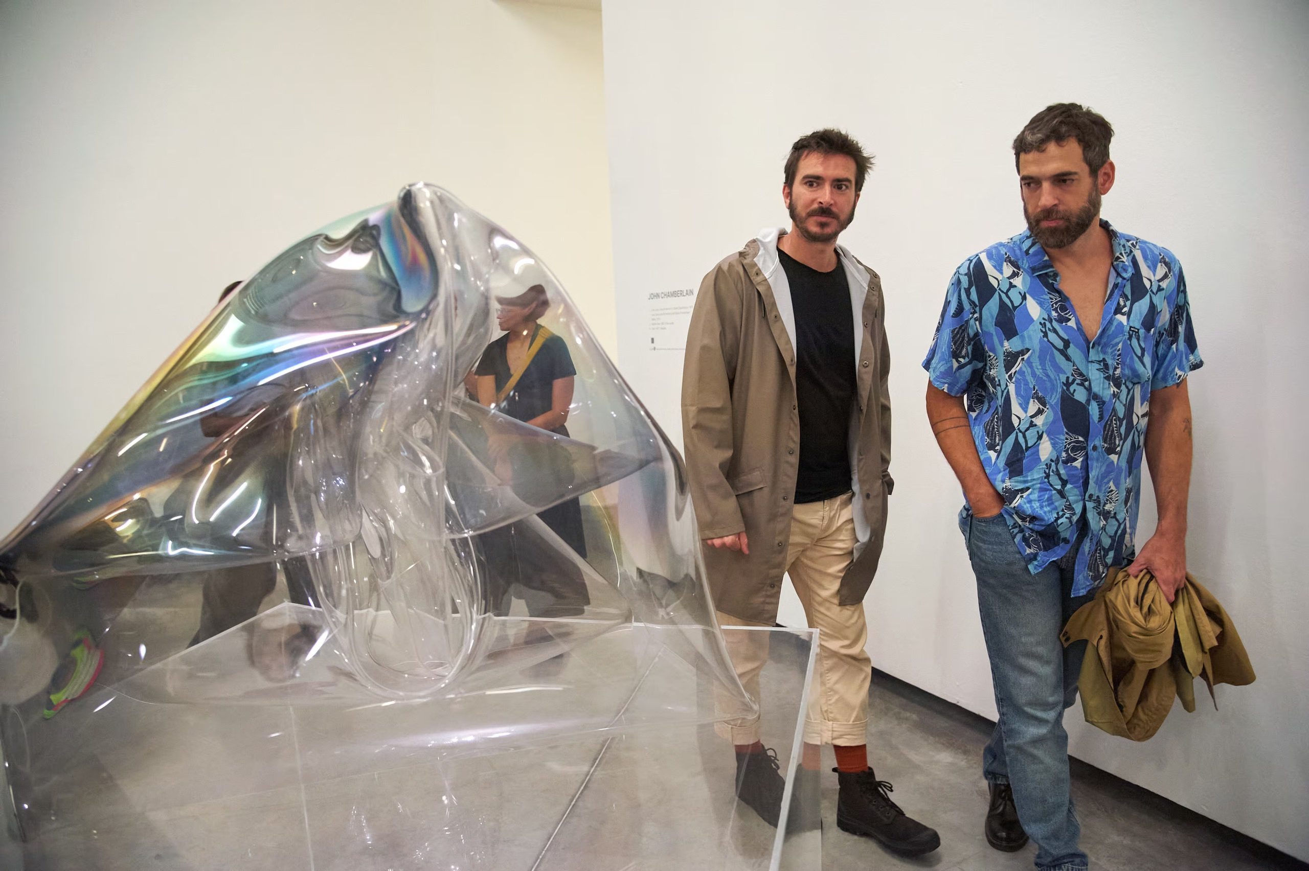 Visitantes observan una obra de John Chamberlain