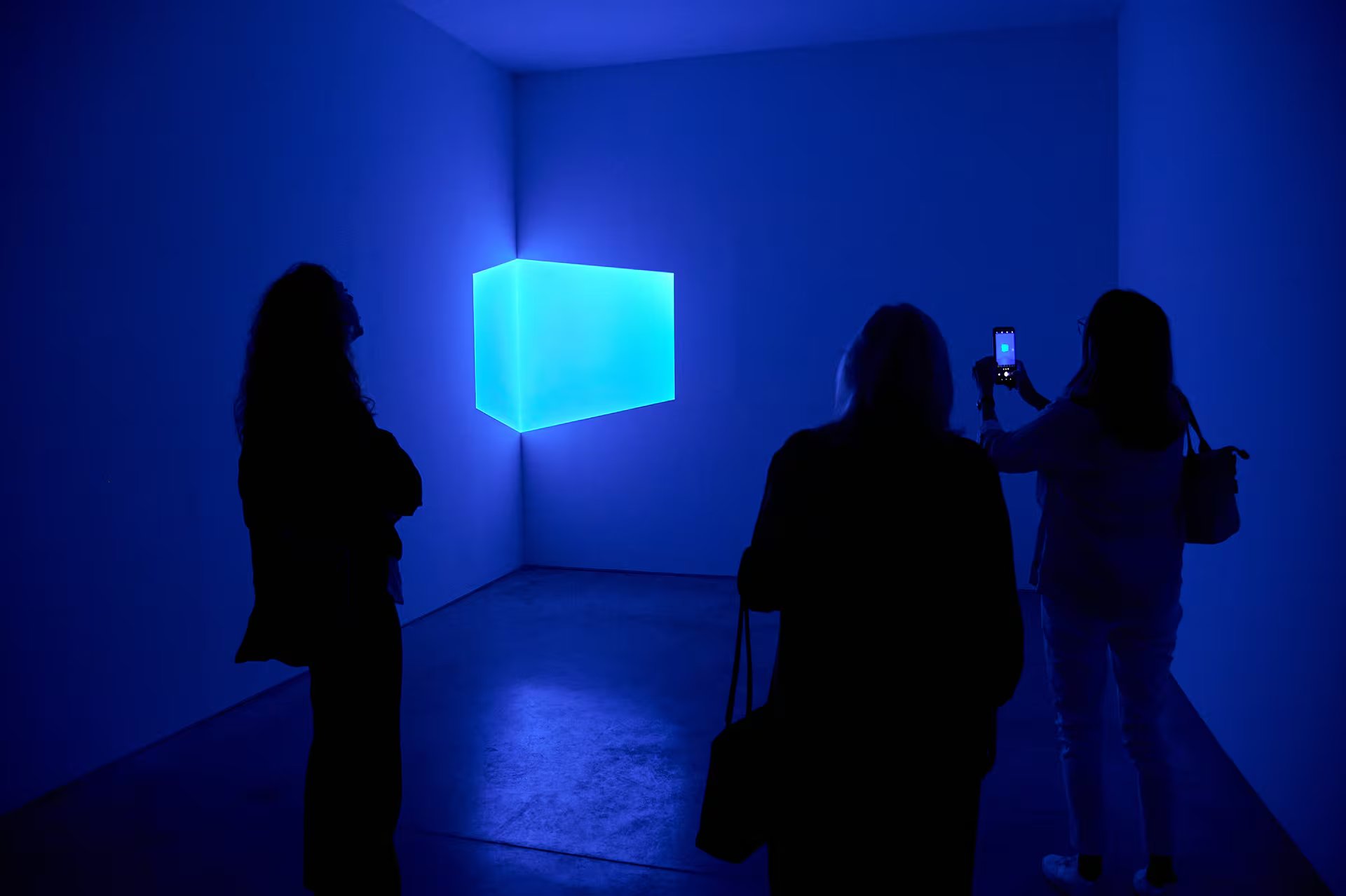 En un espacio liminal, entre la segunda y tercer sala, un cuartito oscuro contiene a 
