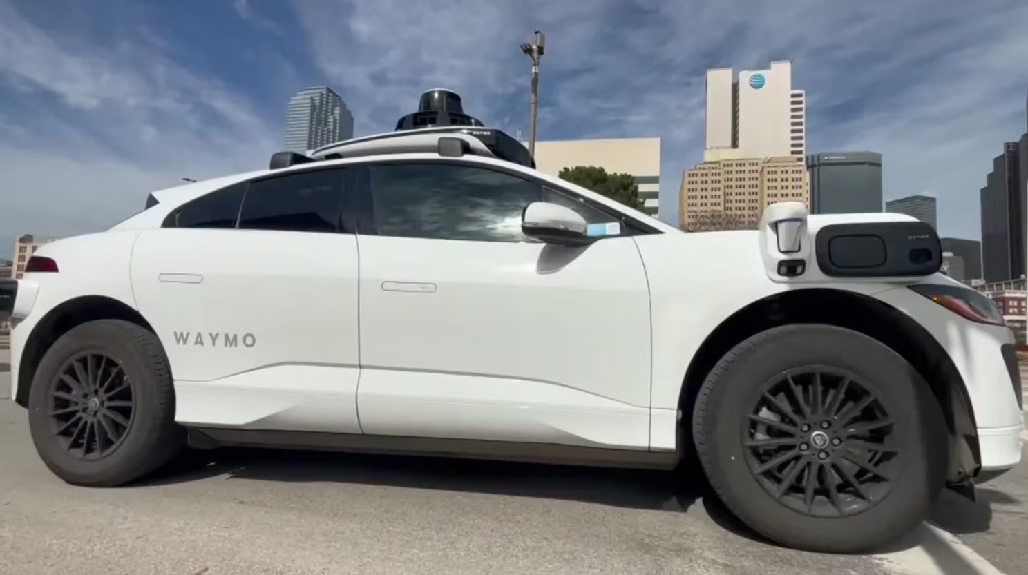 Waymo retiró temporalmente el servicio de casi 3.800 vehículos autónomos en ciudades de Texas, Georgia y Tennessee por precaución ante tormentas severas (NBC 5 News)