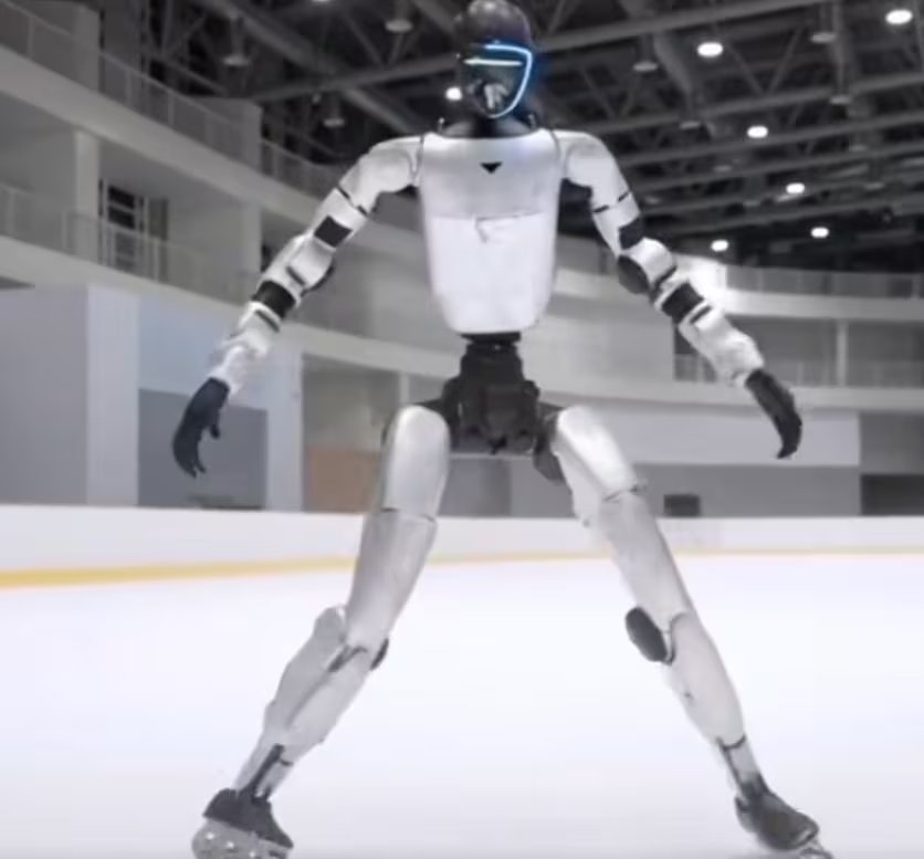 Este robot humanoide de última generación, equipado con patines de hielo, se desliza con fluidez por una pista, mostrando el progreso de la robótica en la simulación de habilidades humanas.