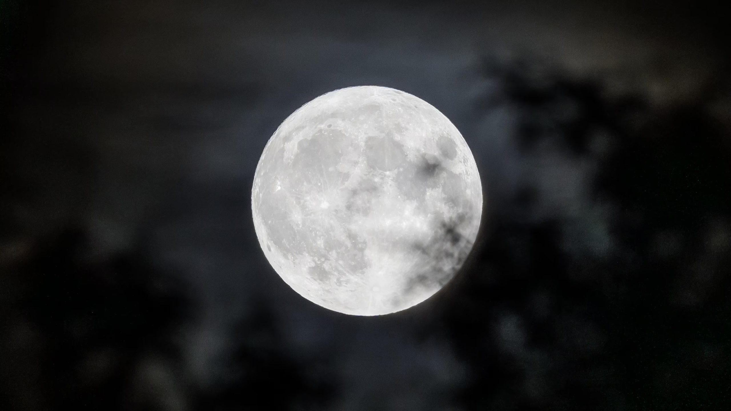 El fenómeno de la microluna ocurre cuando la Luna llena se encuentra en su punto más alejado de la Tierra lo que reduce su tamaño aparente
