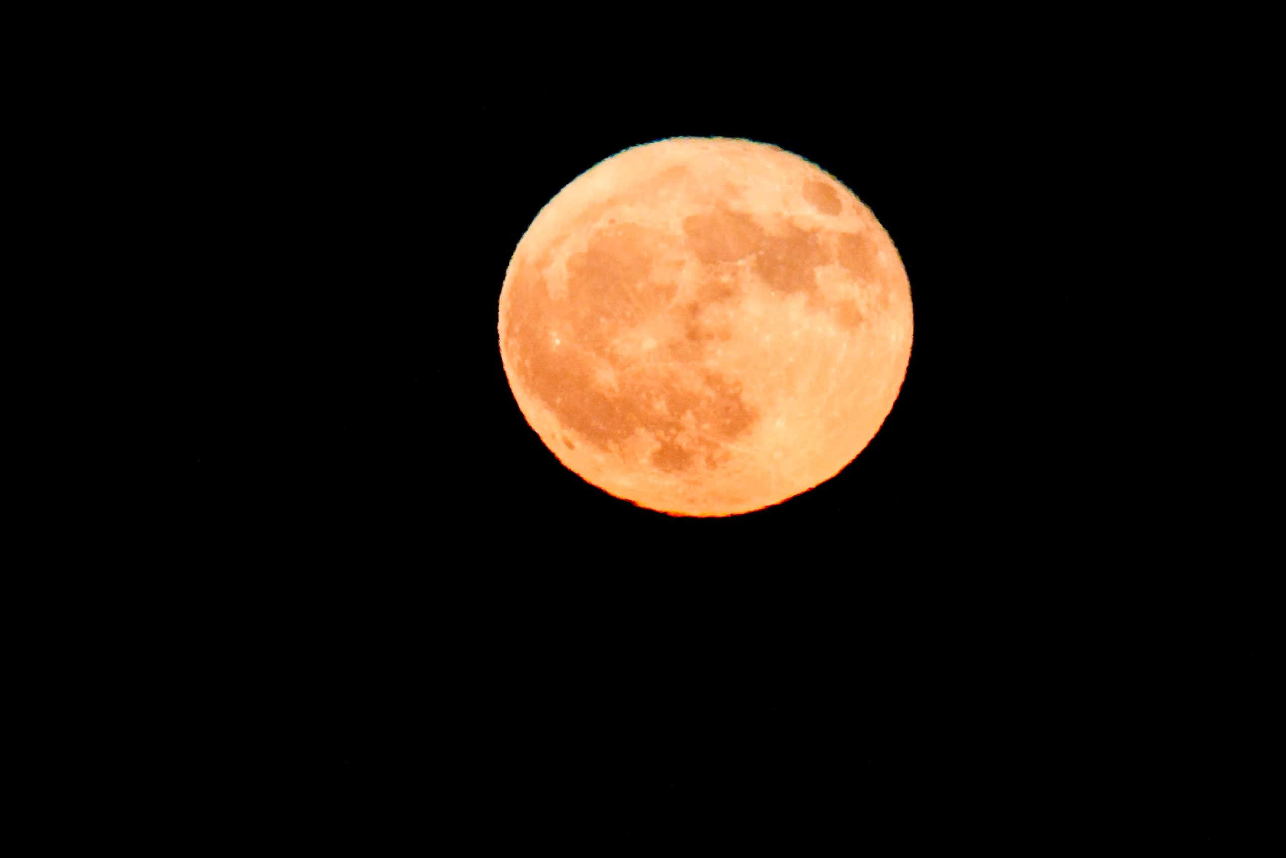 El ciclo lunar de 29,5 días permite ocasionalmente dos lunas llenas en un mes calendario lo que da origen al evento conocido como Luna Azul (Europa Press)
