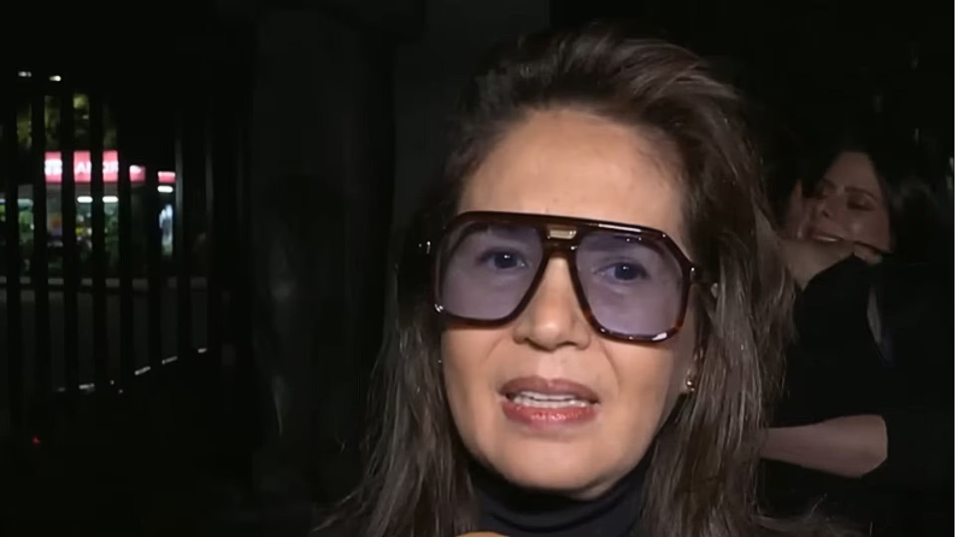 La conductora mexicana asistió al concierto de Pandora y Flans en Toluca utilizando bastón y recibiendo apoyo debido a una fractura de costilla. - (Captura: programa Hoy)