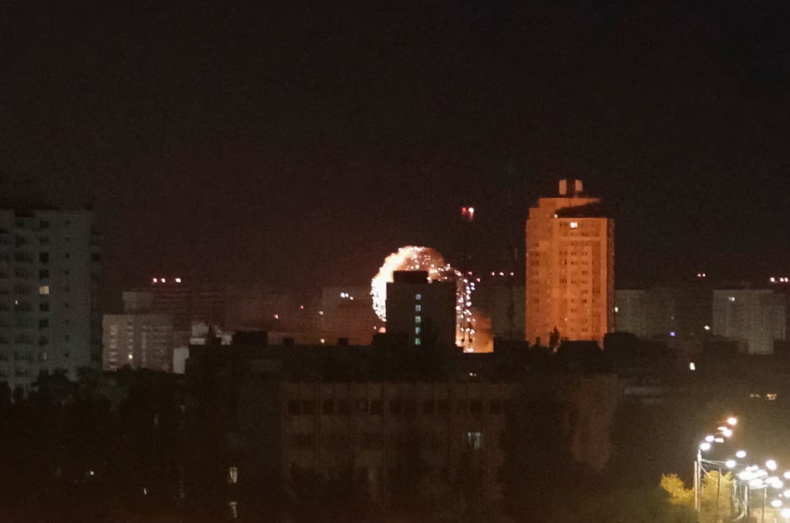 Un dron impacta contra un edificio de apartamentos durante un ataque ruso con misiles y drones, en el marco de la ofensiva rusa contra Ucrania, en Kiev, Ucrania, el 14 de mayo de 2026 (REUTERS/Vladyslav Sodel)