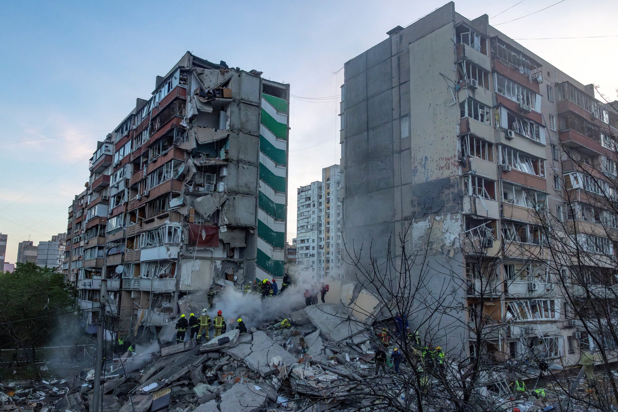 Equipos de rescate buscan personas bajo los escombros de un edificio de apartamentos dañado y parcialmente derrumbado durante ataques con misiles y drones rusos, en el marco del ataque de Rusia contra Ucrania, en Kiev, Ucrania, el 14 de mayo de 2026 (REUTERS/Thomas Peter)