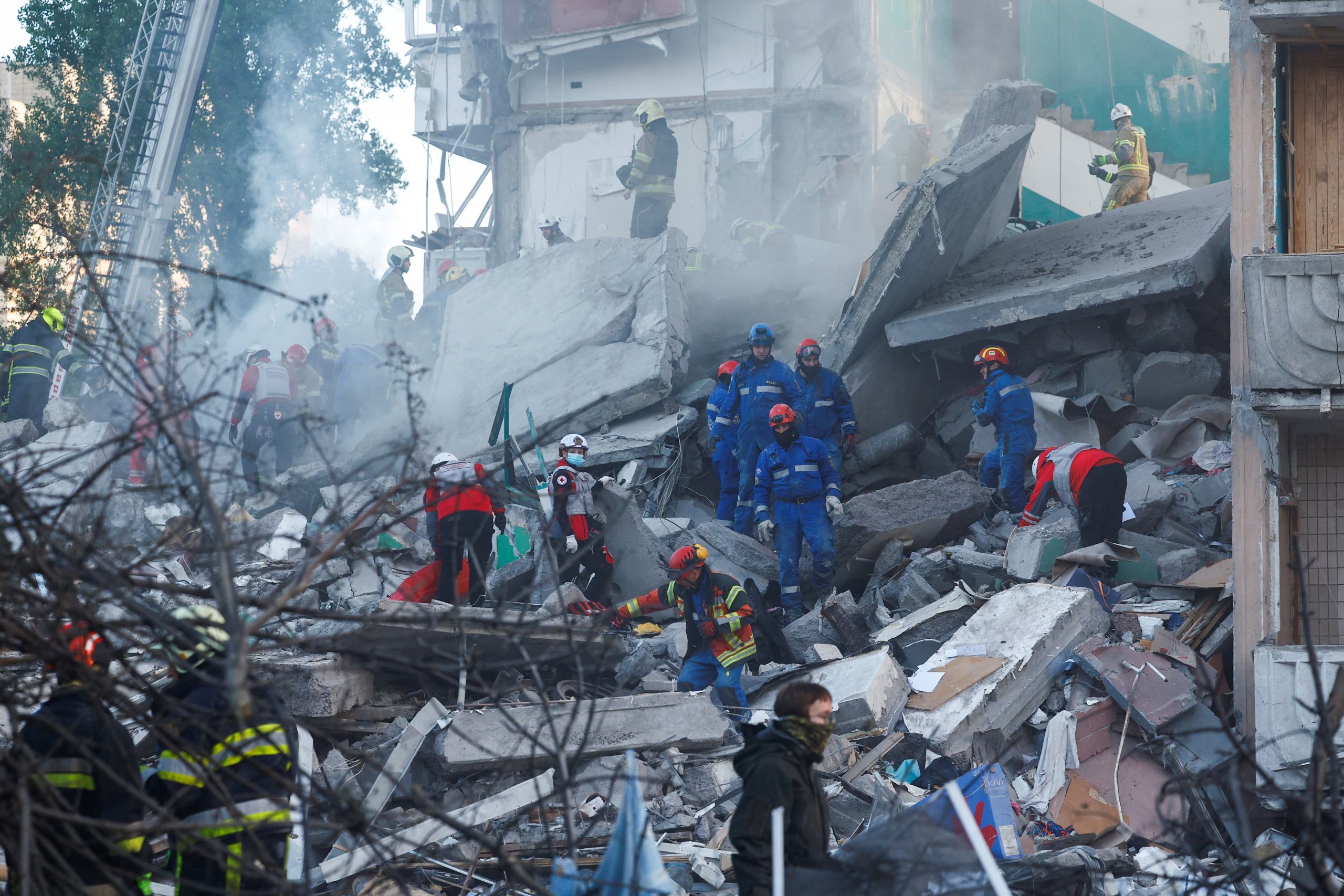 Equipos de rescate trabajan en el lugar de un edificio de apartamentos dañado durante ataques con misiles y drones rusos, en el marco del ataque de Rusia contra Ucrania, en Kiev, Ucrania, el 14 de mayo de 2026 (REUTERS/Valentyn Ogirenko)