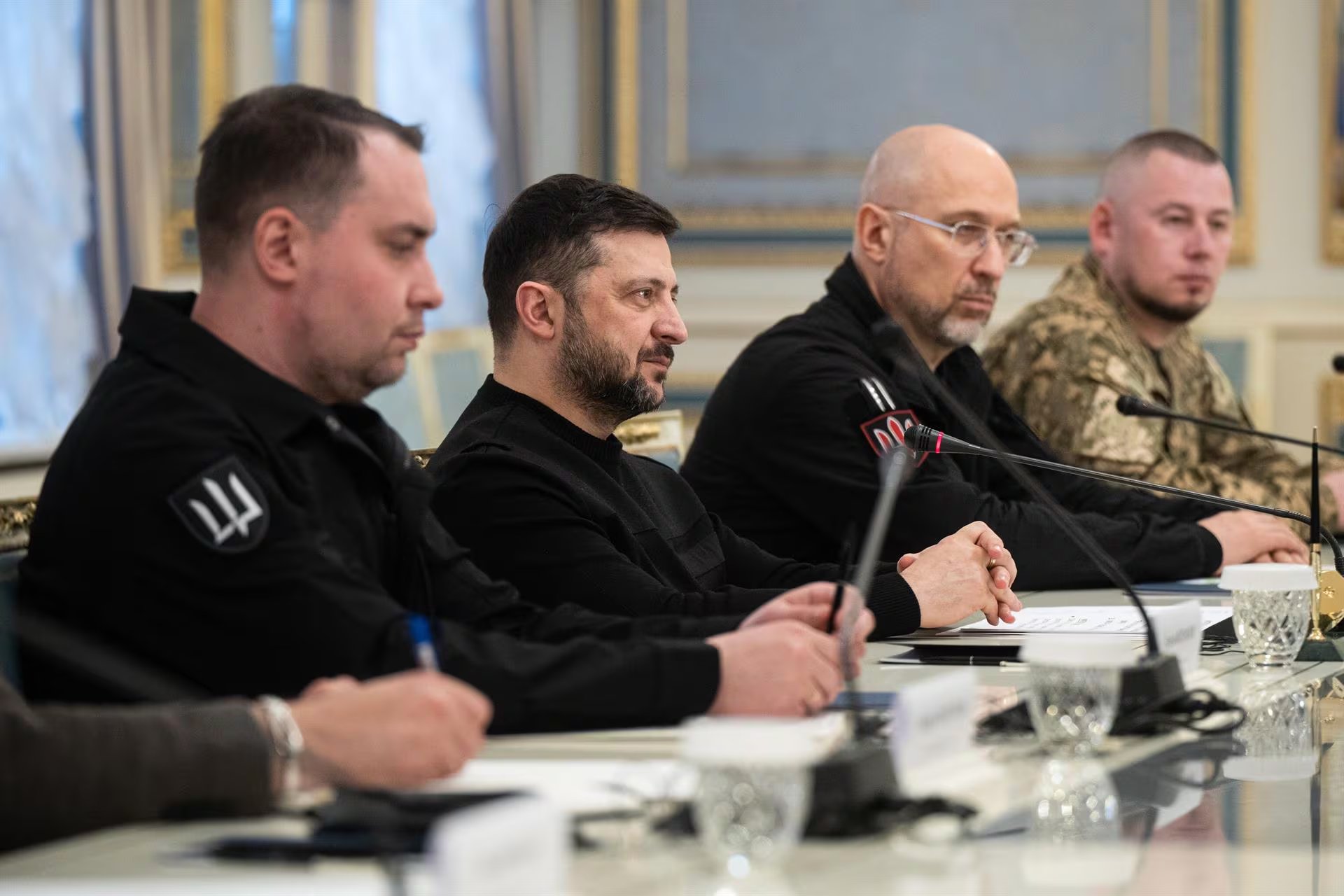 El presidente de Ucrania, Volodimir Zelensky (centro izq.), en una reunión con altos mandos militares de Ucrania (Europa Press)