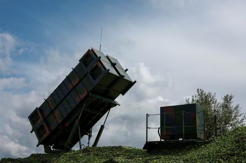 FOTO DE ARCHIVO: Un lanzador de un sistema de defensa antiaérea Patriot de las Fuerzas Aéreas de Ucrania se ve en el suelo, en medio del ataque de Rusia contra Ucrania, en un lugar no revelado, Ucrania 4 de agosto de 2024
REUTERS/Valentyn Ogirenko/Foto de archivo