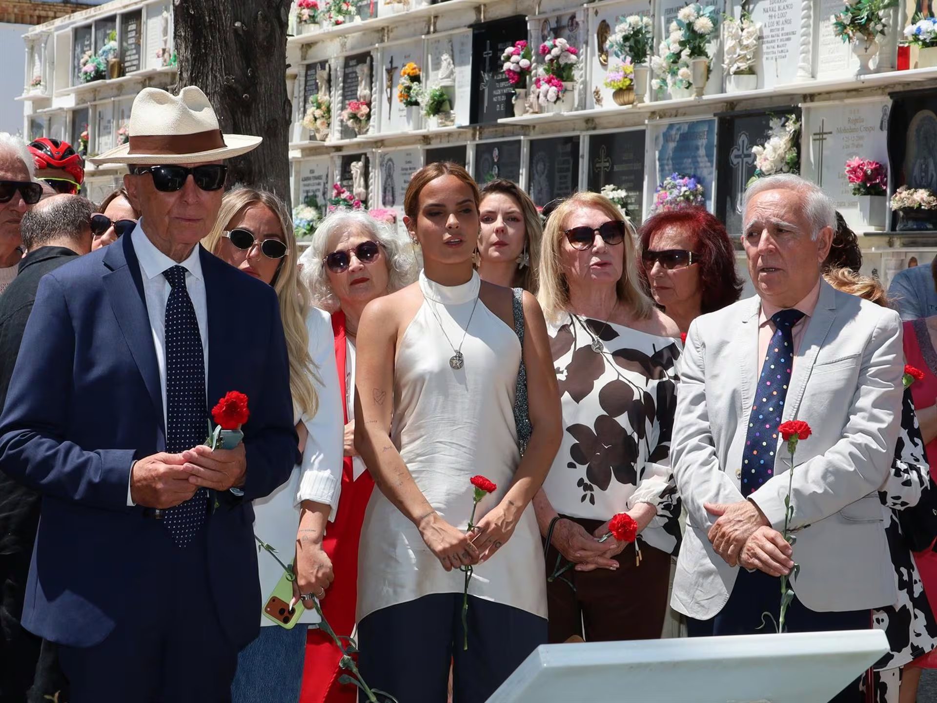 Ortega Cano, Gloria Camila, Rocío Flores y Gloria Mohedano con su marido José Antonio Rodríguez, entre los asistentes al homenaje a Rocío Jurado en su localidad natal. (Europa Press)