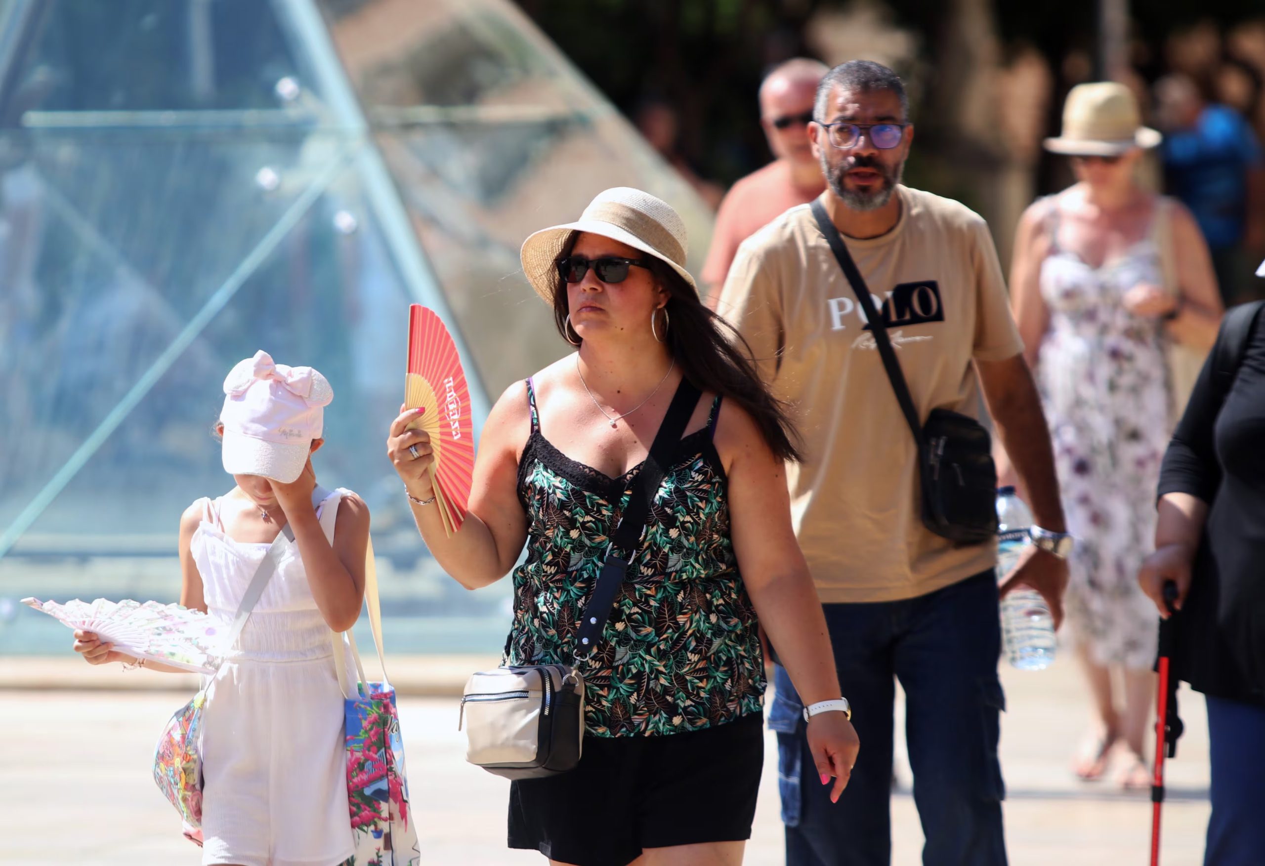 Viandantes soportan las altas temperaturas por las calles de Málaga, Andalucía (España). La Agencia Estatal de Meteorología (Aemet) ha emitido un aviso por altas temperaturas en Málaga para este martes. La ola de calor, que afecta a gran parte del territorio nacional, vuelve a intensificarse en la zona, donde se esperan valores térmicos extremos

Álex Zea / Europa Press