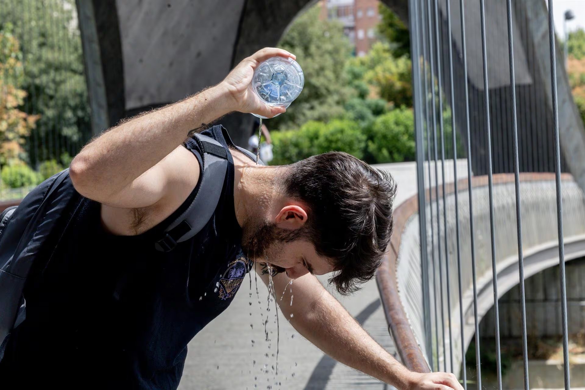 El calor pone hoy en aviso a Cantabria, Extremadura, País Vasco y Canarias, con viento y olas en Andalucía
