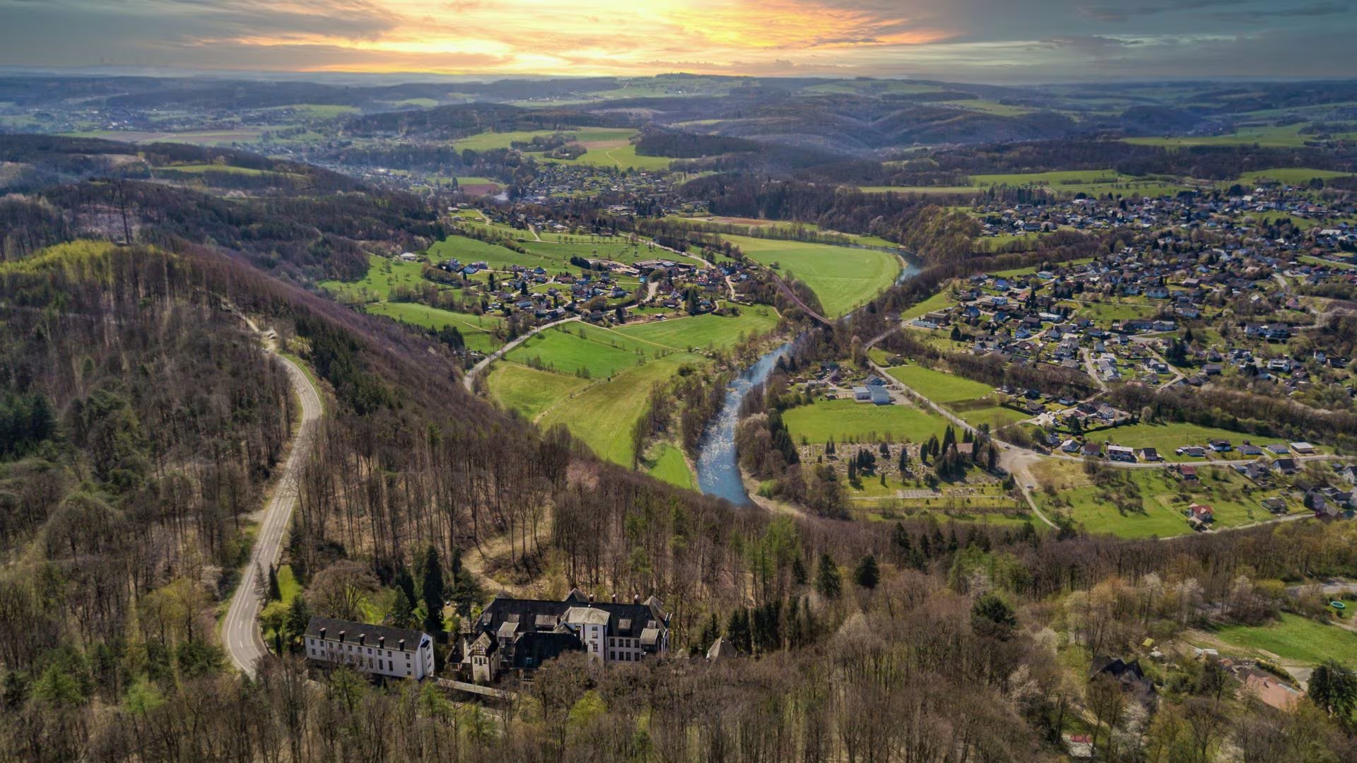 Vista aérea de Windeck-Rosbach, junto al río Sieg, en Alemania, donde se encuentra el antiguo hospital Waldkrankenhaus (Canva)