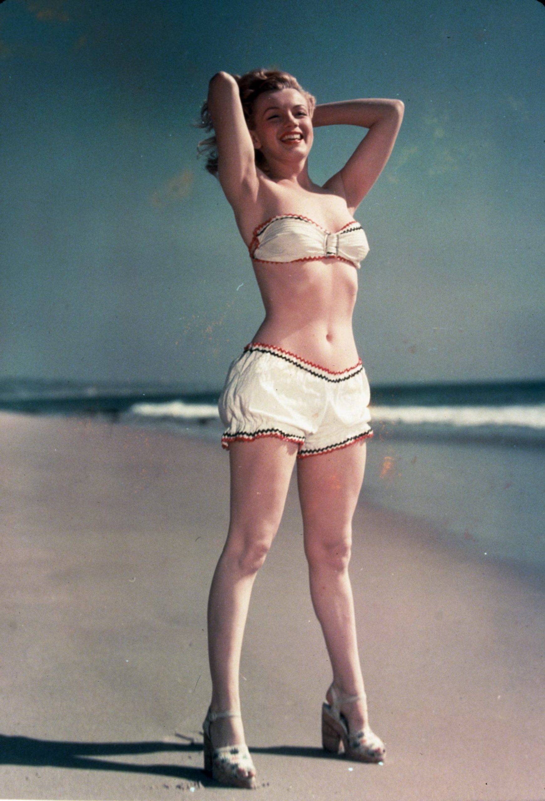 Los trajes de baño de talle alto y los bañadores de una pieza, emblemas del look playero de Monroe, regresan cada temporada como símbolos de confianza y feminidad (REX Features/The Grosby Group)


