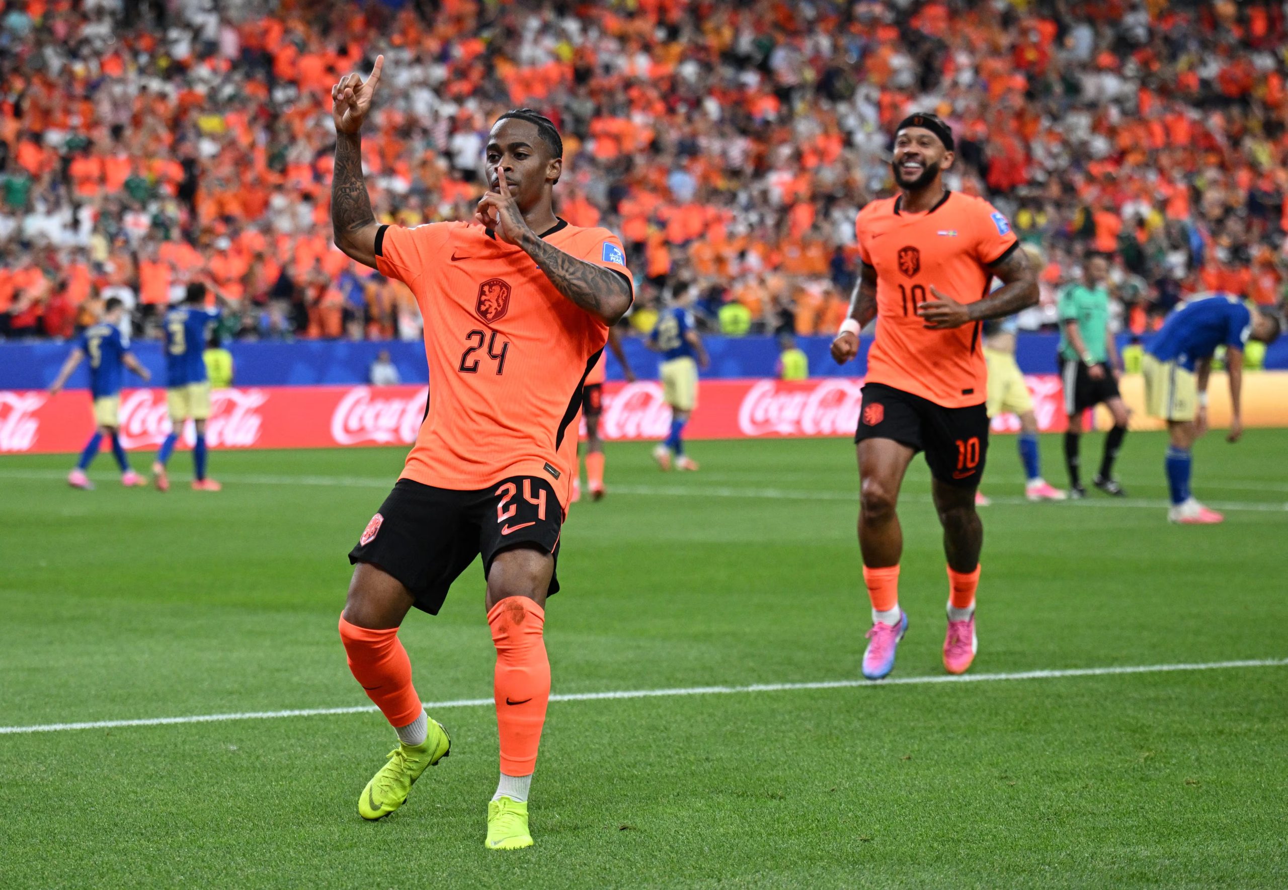 Summerville anota el quinto gol para Países Bajos en la goleada vs Japón.(REUTERS/Annegret Hilse)