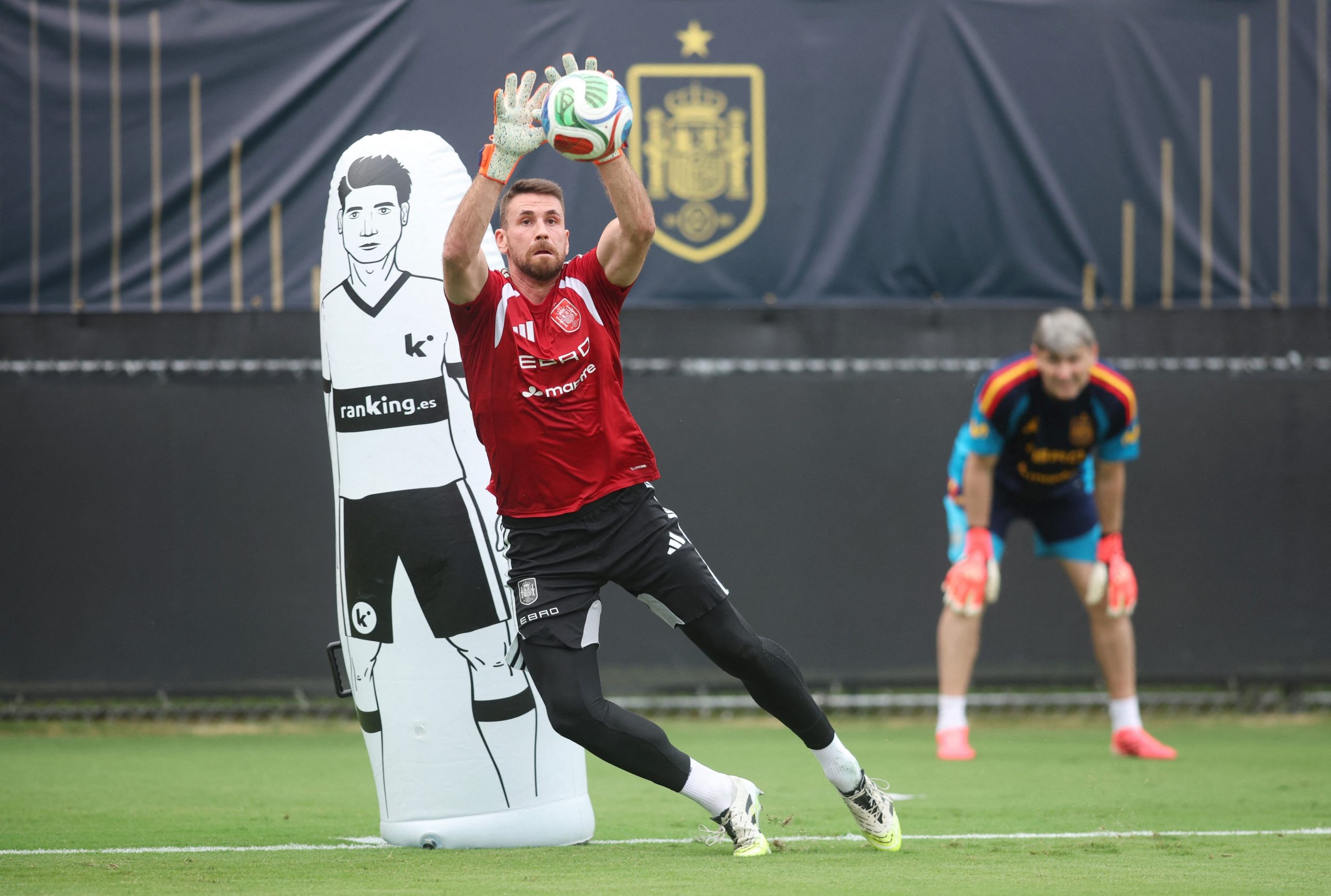 Unai Simón, en un entrenamiento de la selección española. (Reuters/Brett Davis)