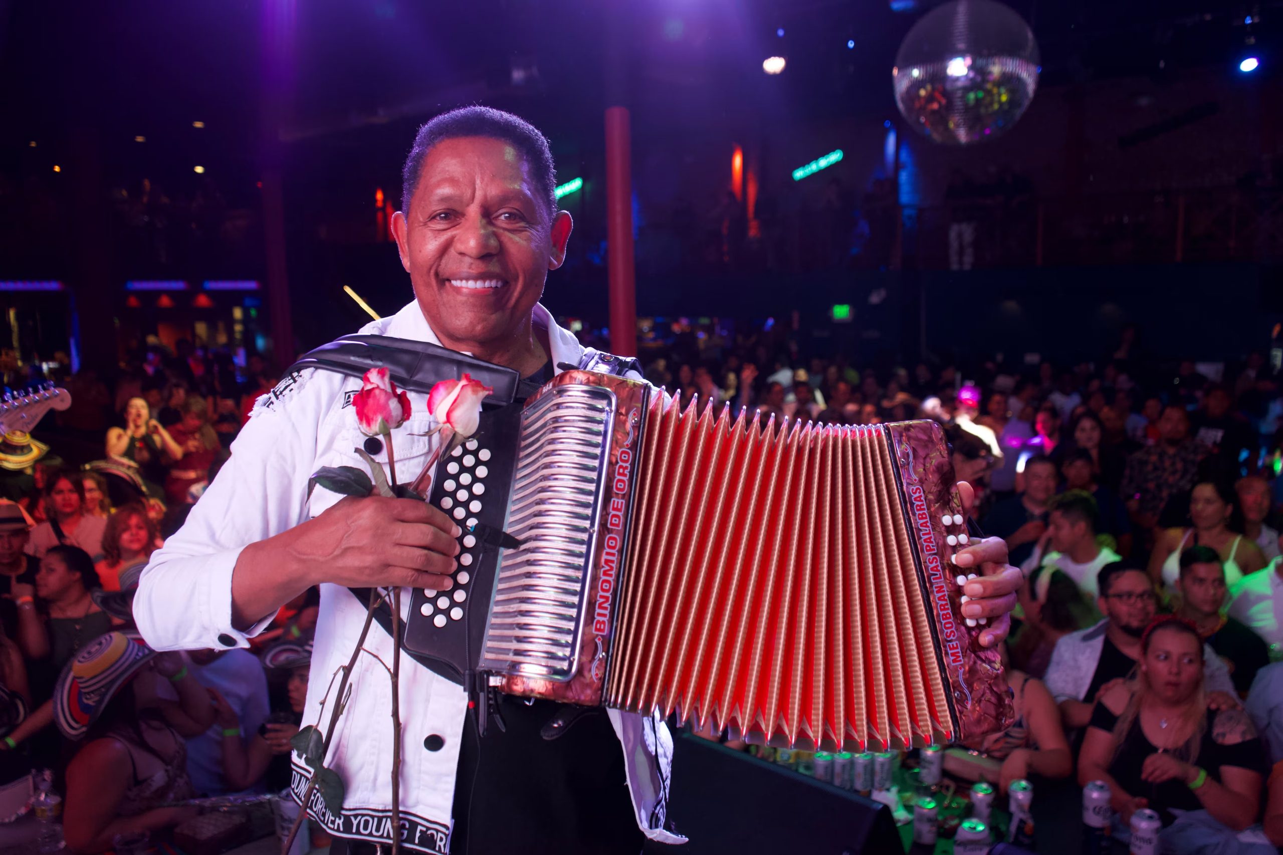 En los años 2000, el fútbol ayudó a consolidar el vallenato en Paraguay porque jugadores que volvían de Colombia repartían discos en los planteles locales; entre las agrupaciones estaba el Binomio de Oro de América - crédito cortesía Fundación Festival Vallenato