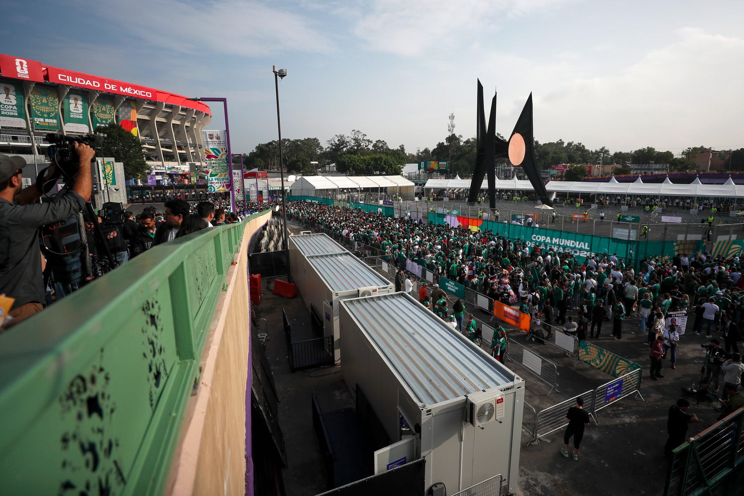 Miles de aficionados están desde temprano en las entradas del estadio para ver el partido inaugural. (Foto: EFE/Isaac Esquivel=