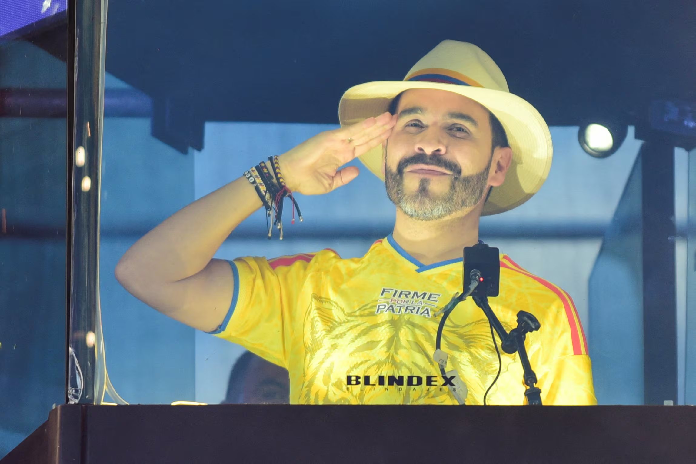 La campaña se caracterizó por un discurso centrado en la seguridad, el fortalecimiento institucional y la lucha contra la corrupción, con fuerte presencia de símbolos patrios en sus actos públicos - crédito Cesar Quiroz/RUTERS