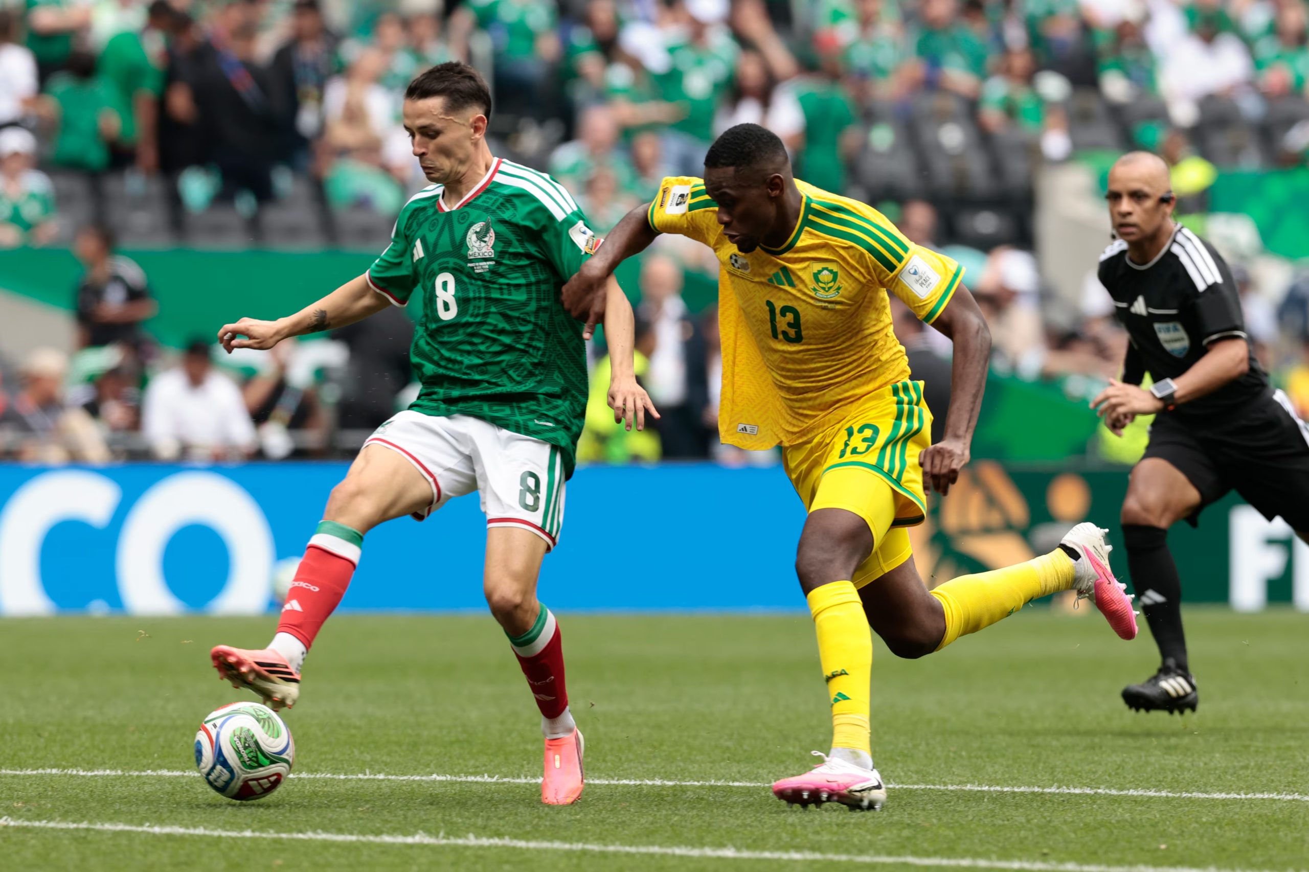 Álvaro Fidalgo (d) de México disputa un balón con Sphephelo Sithole de Sudáfrica este jueves, durante un partido del grupo A del Mundial de la FIFA 2026 entre México y Sudáfrica en el estadio Ciudad de México (México). EFE/ José Méndez
