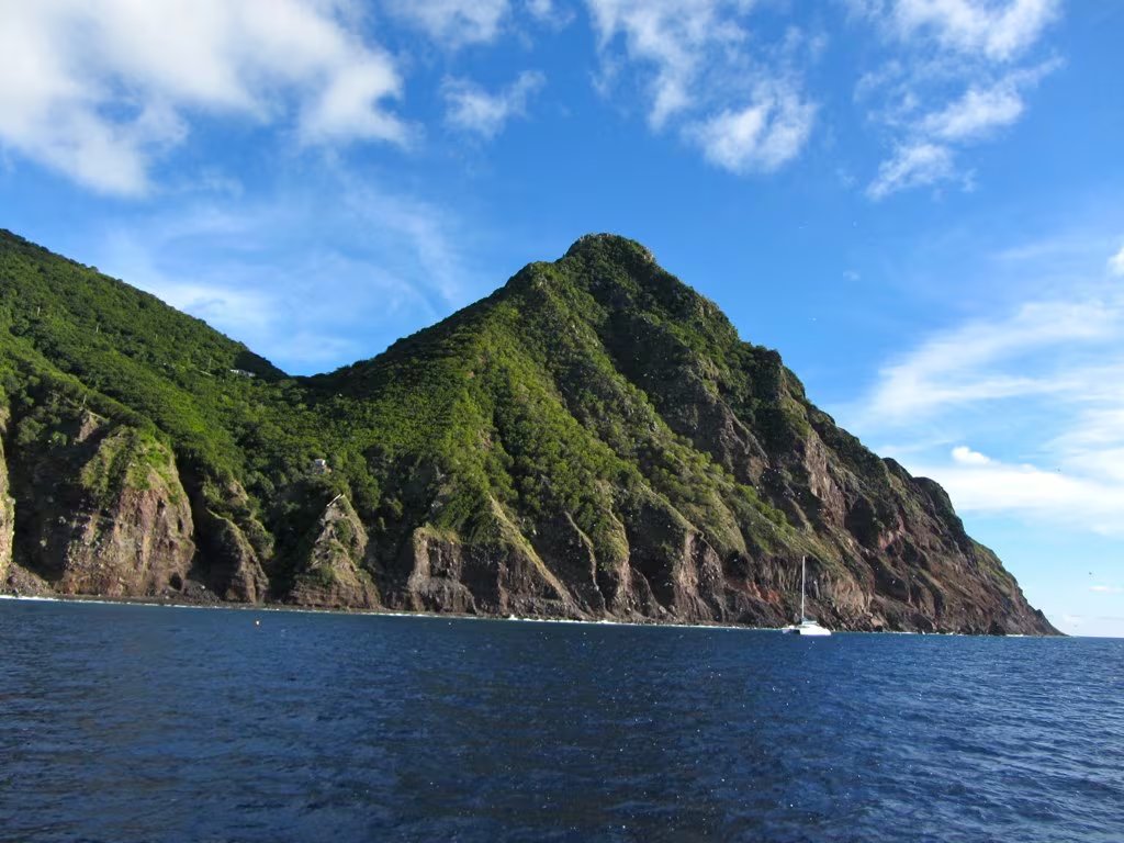 La isla de Saba ofrece una experiencia auténtica caribeña, donde la naturaleza y la hospitalidad local protagonizan cada visita