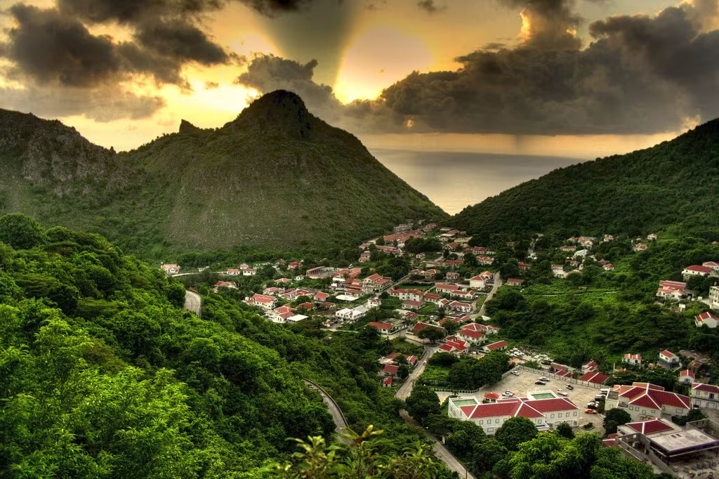 El pueblo de The Bottom, con sus 500 residentes, está ubicado en un valle rodeado de montañas y conserva una atmósfera tranquila y residencial