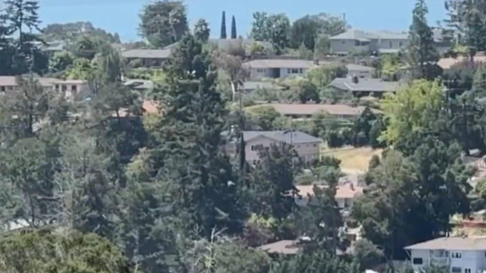 PG&E anunció cortes preventivos de energía en sectores de Solano, Sonoma y Napa durante la Alerta de Bandera Roja para reducir el peligro de incendios (ABC7)