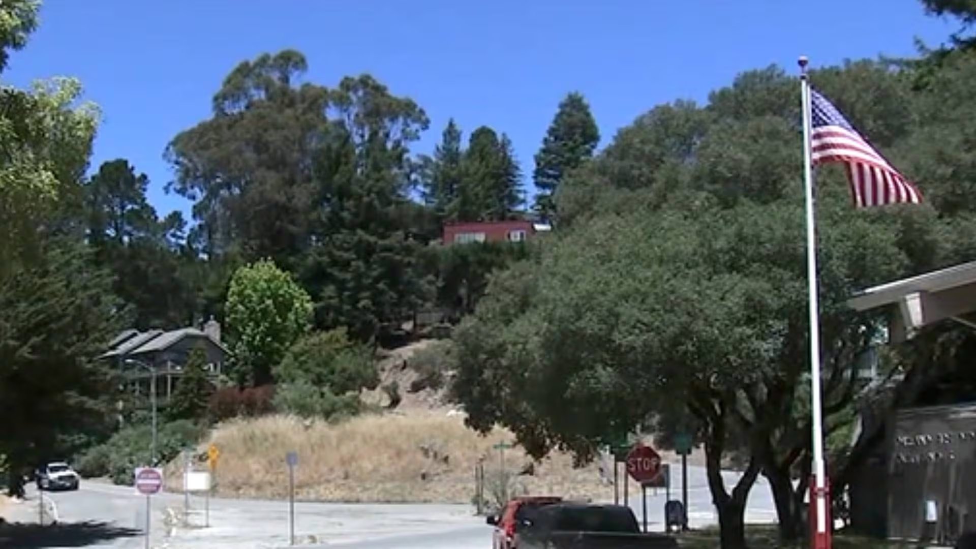 El Departamento de Bomberos de Oakland usa más de cinco mil cabras, senderos cortafuegos e inspecciones en más de 25 mil propiedades para reducir la vegetación seca (ABC7)