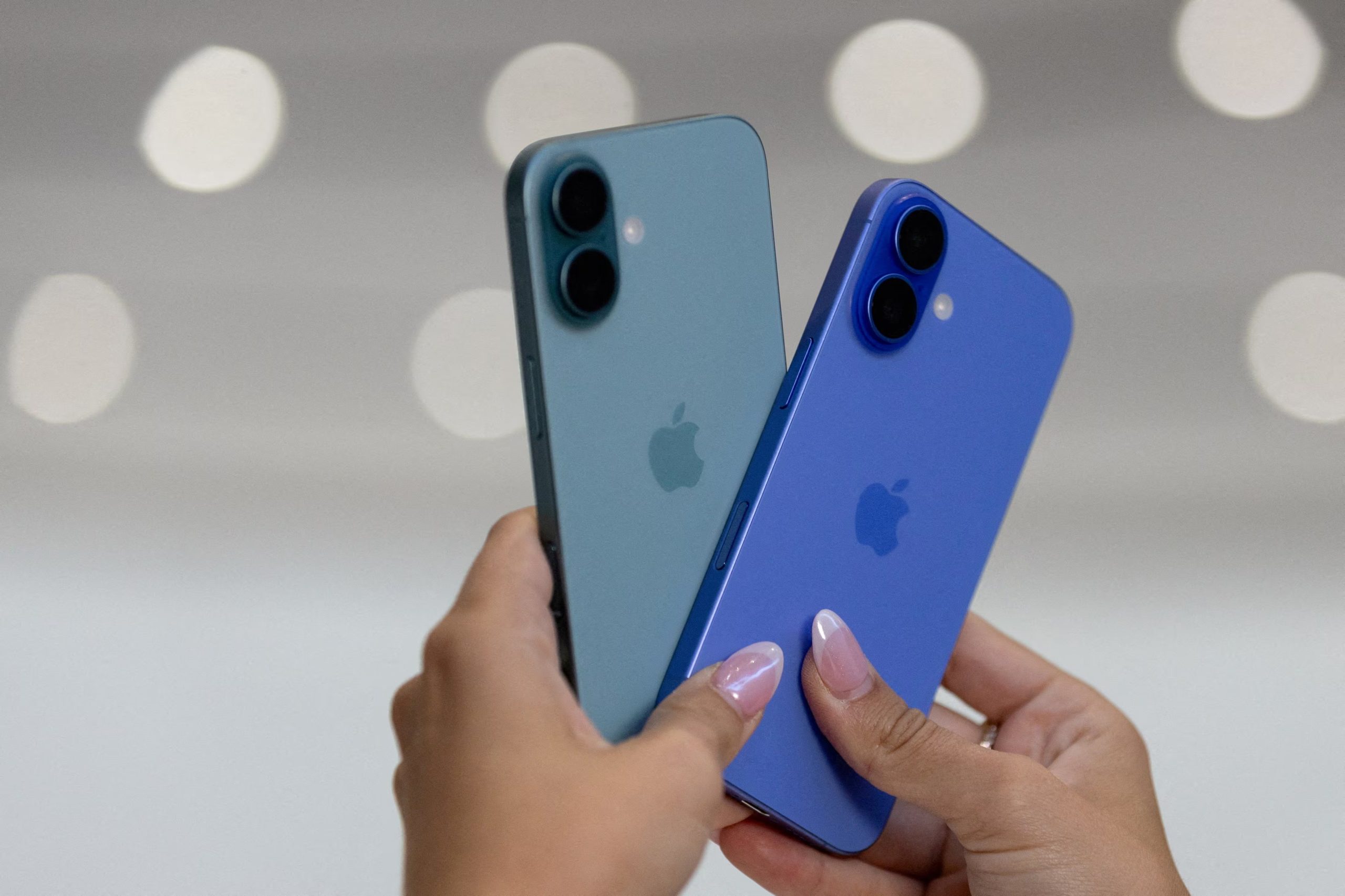 Los modelos anteriores al iPhone 11 no pueden instalar esta actualización. REUTERS/Manuel Orbegozo/File Photo/File Photo