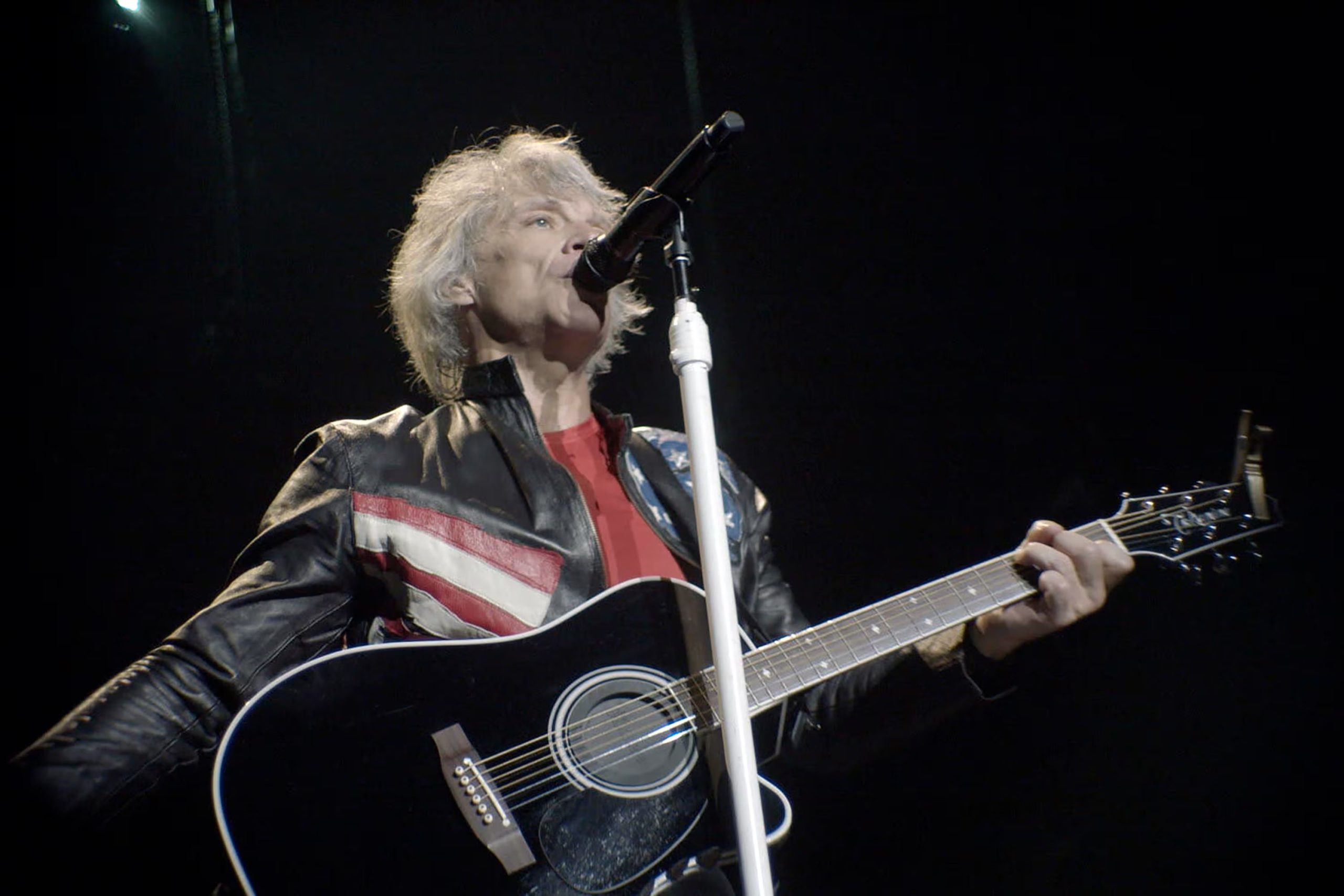 Jon Bon Jovi afirmó que está completamente recuperado y que prepara su regreso a los escenarios con más de 50 canciones listas para el show (Disney/Hulu vía AP)