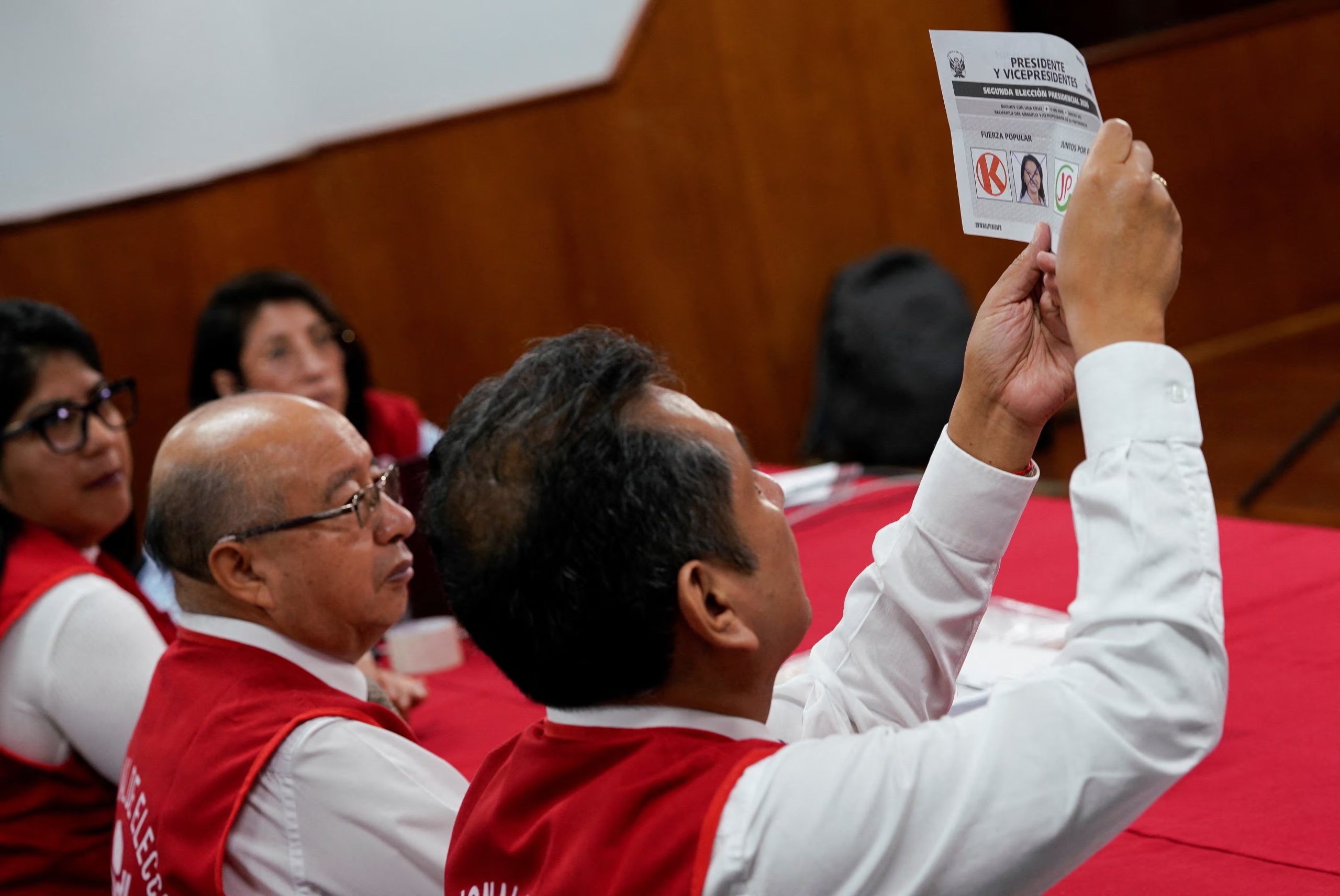 Miembros de un Jurado Electoral Especial revisan las papeletas de votación en el Jurado Nacional de Elecciones (JNE) mientras el candidato presidencial izquierdista de Perú, Roberto Sánchez, dice que no reconocerá el resultado de la segunda vuelta de las elecciones presidenciales del país, alegando fraude, mientras su rival conservadora Keiko Fujimori mantiene una estrecha ventaja, en Lima, Perú, el 23 de junio de 2026. REUTERS/Leslie Moreno
