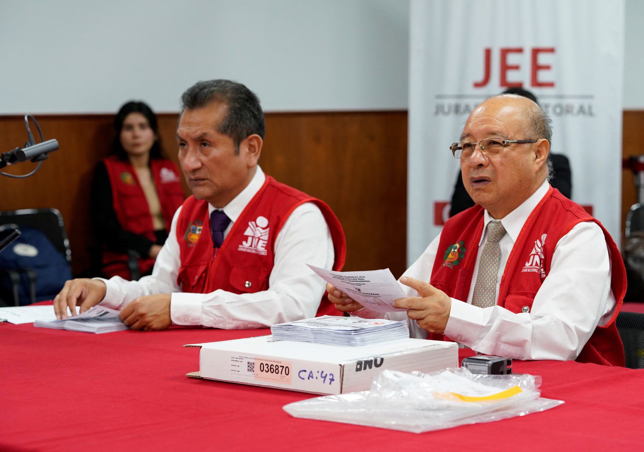 Miembros de un Jurado Electoral Especial revisan las papeletas de votación en el Jurado Nacional de Elecciones (JNE) mientras el candidato presidencial izquierdista de Perú, Roberto Sánchez, dice que no reconocerá el resultado de la segunda vuelta de las elecciones presidenciales del país, alegando fraude, mientras su rival conservadora Keiko Fujimori mantiene una estrecha ventaja, en Lima, Perú, el 23 de junio de 2026. REUTERS/Leslie Moreno