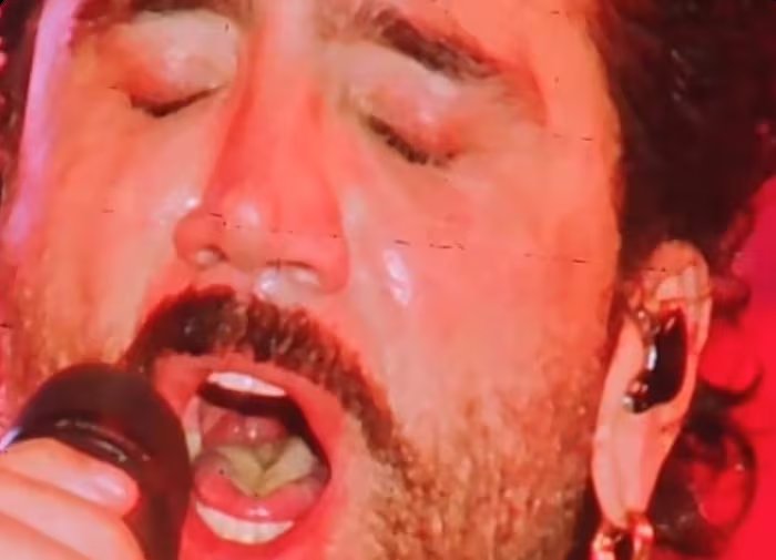 El cantante reaccionó con molestia ante las cámaras, señaló a un periodista como responsable de difundir la imagen y atribuyó el color de su lengua a una pastilla de miel. 