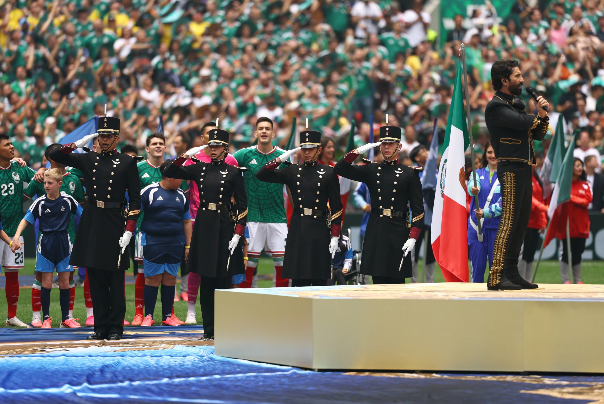 Alejandro Fernández durante la interpretación del Himno Nacional en la inauguración del Mundial 2026. REUTERS/Kai Pfaffenbach