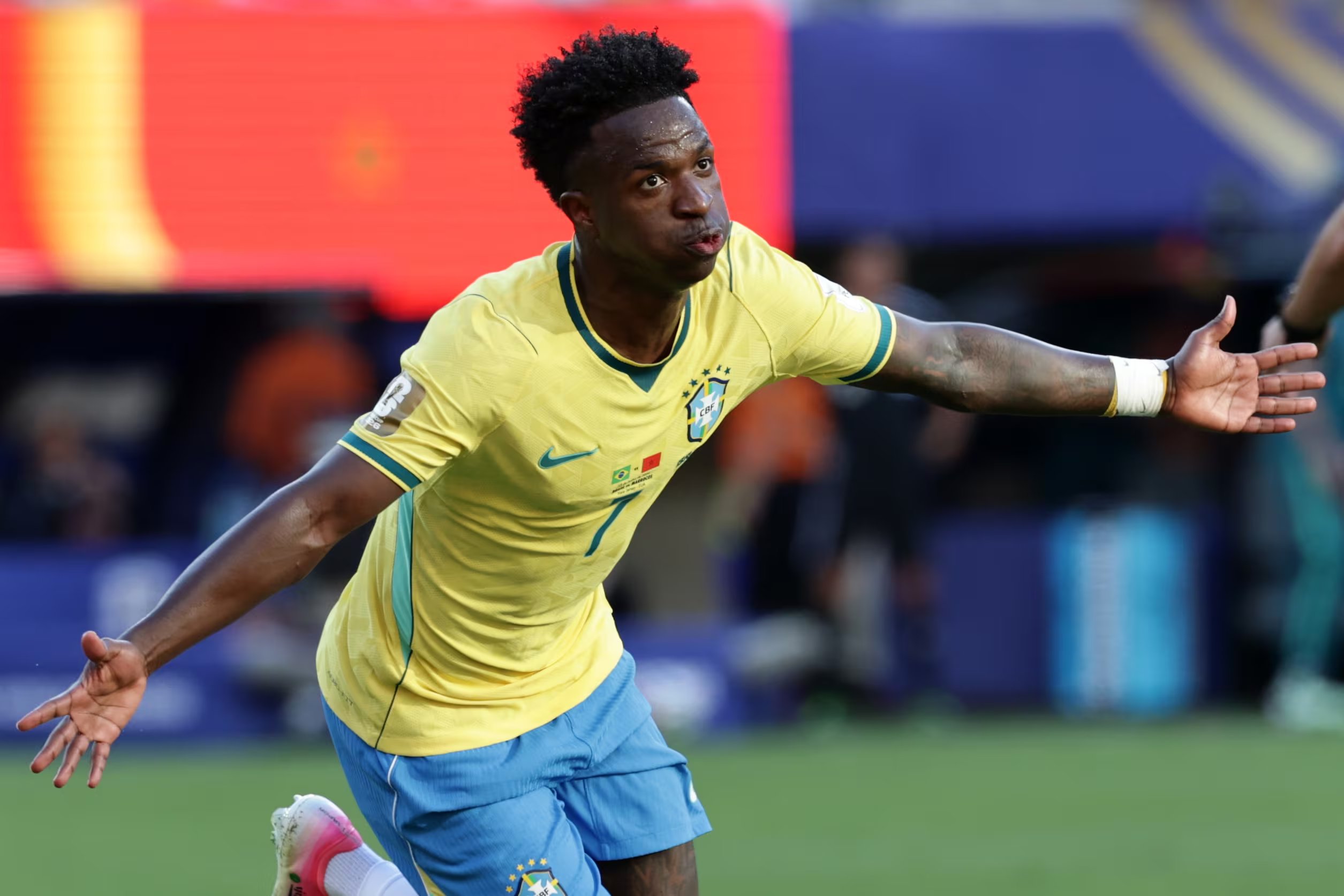 Vinícius Junior, de Brasil, festema su tanto en el partido mundialista ante Marruecos (AP)