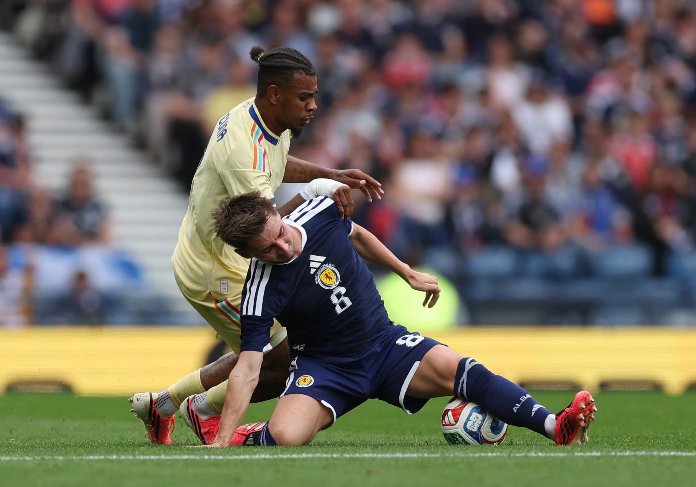 Billy Gilmour y Juninho Bacuna disputando una pelota-crédito Russell Cheyne/REUTERS