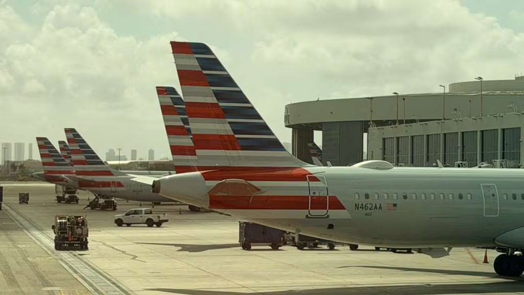 El combustible representa entre el 25% y el 30% de los costos totales de una aerolínea, según analistas citados por CBS News (Opy Morales/Archivo)