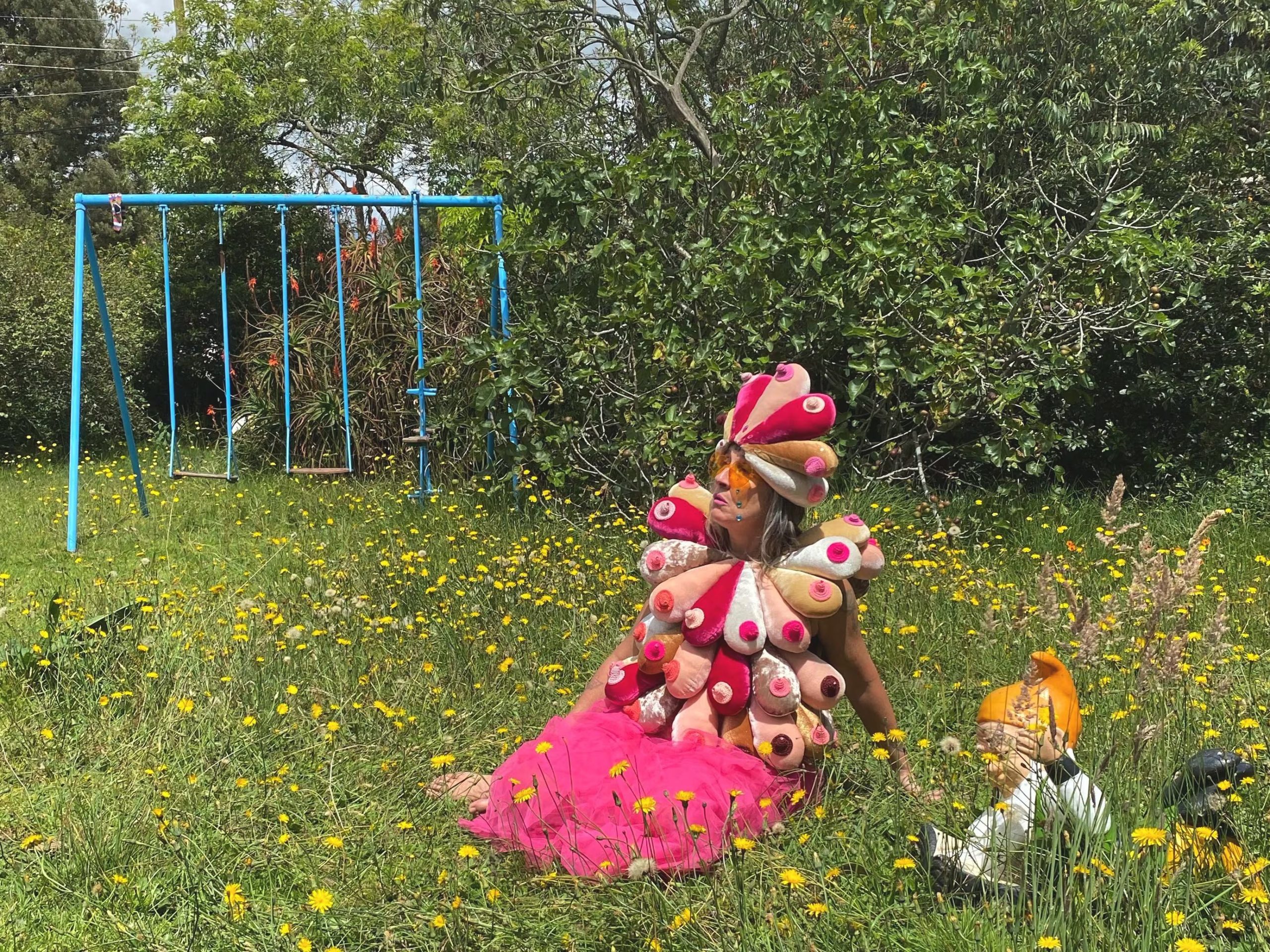La realización audiovisual acompaña la composición musical mediante una atmósfera que combina simbolismo, textiles artesanales y una escenografía elaborada, reforzando el mensaje de fortaleza y colectividad - crédito Aterciopelados