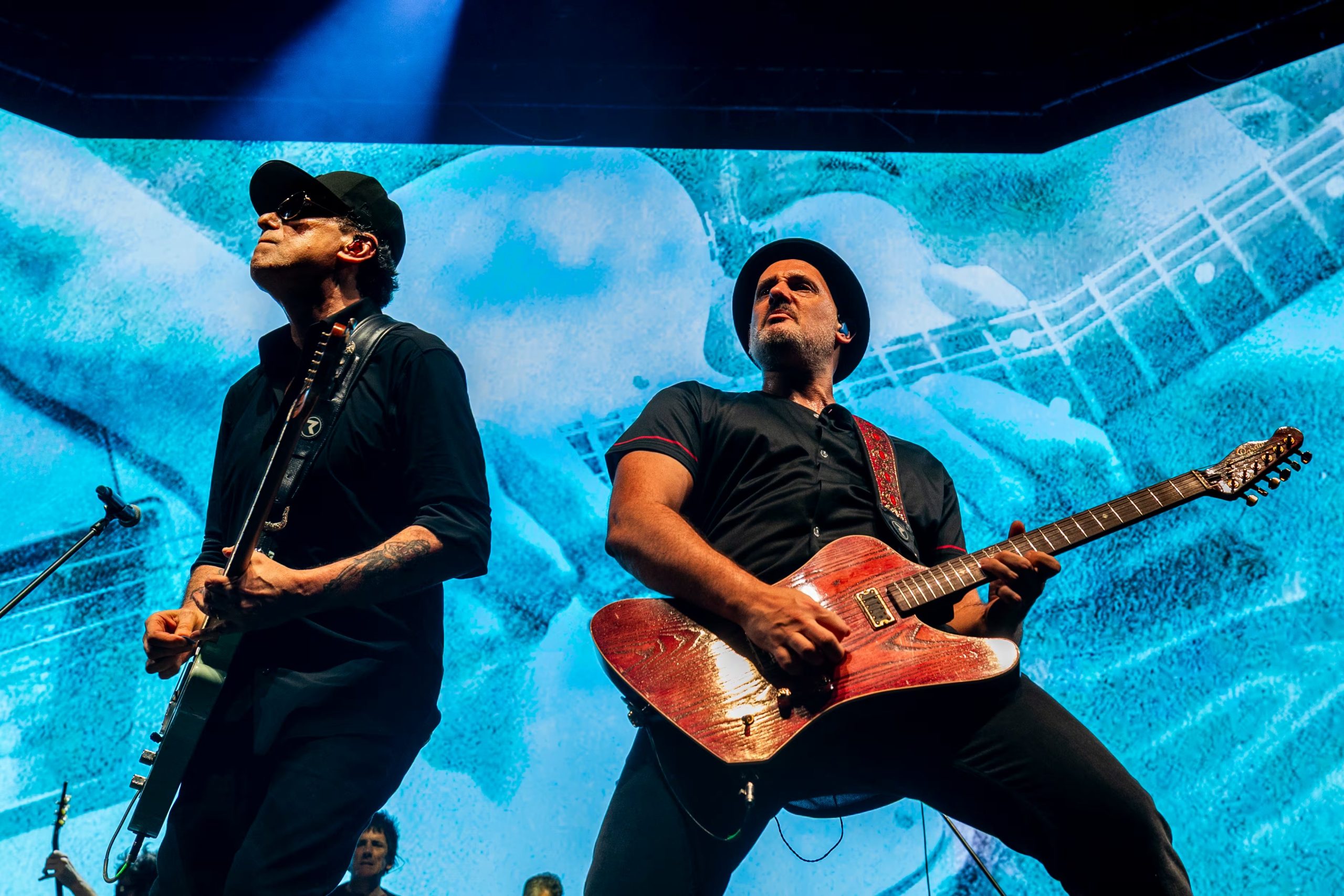El icónico músico Andrés Calamaro ofrece una apasionada actuación en su esperado concierto de regreso en Lima, Perú, ante una multitud entusiasmada. (Masterlive)