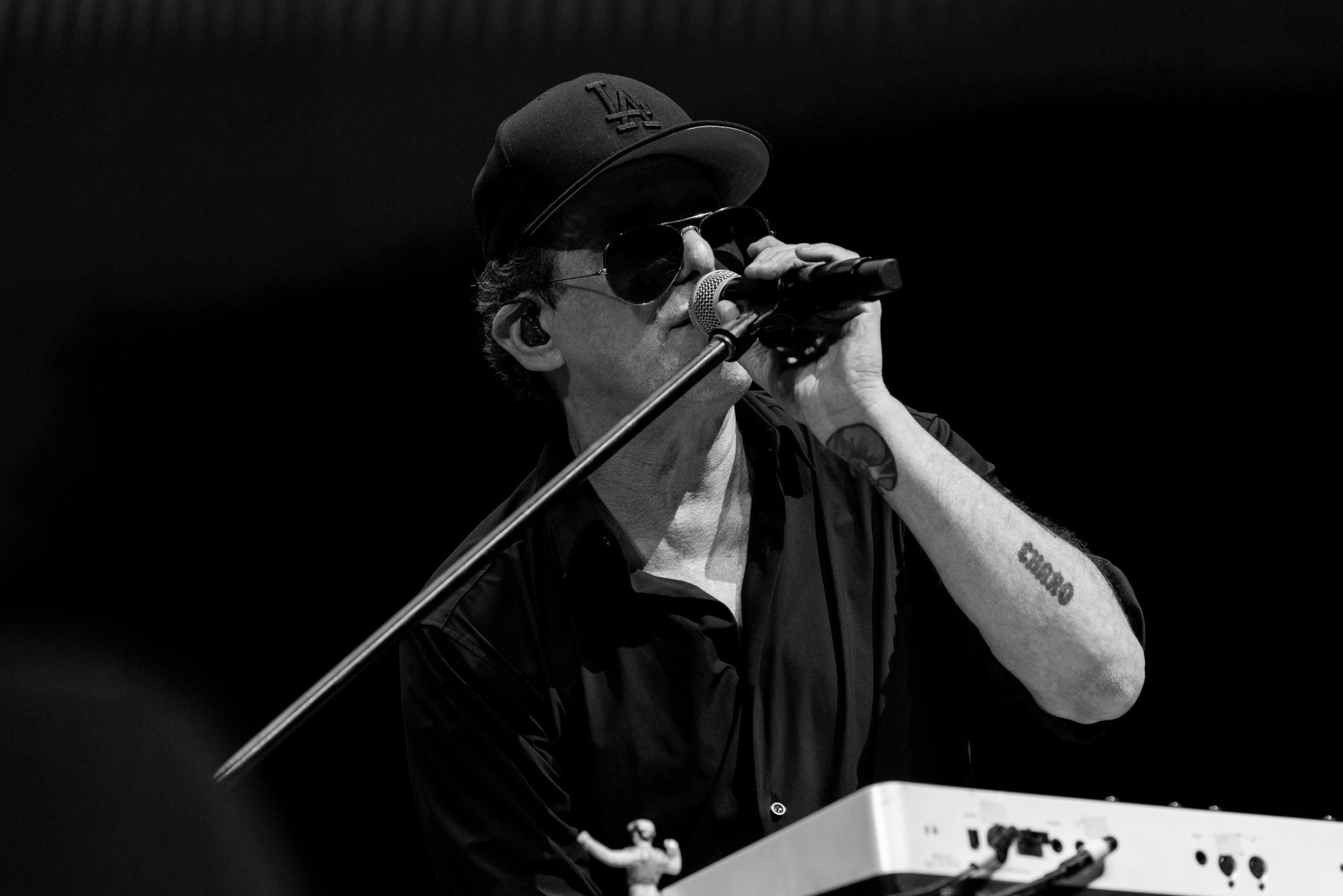 Andrés Calamaro, el icónico músico argentino, interpreta sus éxitos en un emotivo concierto en Lima, deleitando a sus fans. (Masterlive)