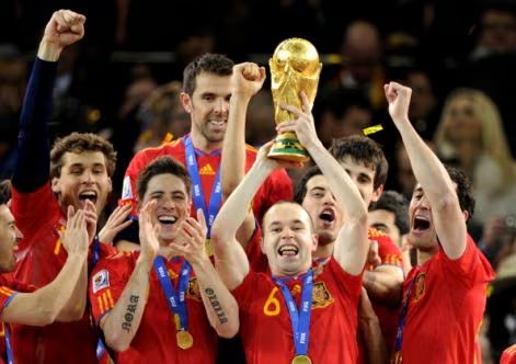 El centrocampista español Andrés Iniesta (C) levanta el trofeo mientras los jugadores de la selección española de fútbol celebran la victoria en la final de la Copa Mundial de Fútbol 2010 entre Países Bajos y España, el 11 de julio de 2010 en el estadio Soccer City de Soweto, en las afueras de Johannesburgo. (Crédito de la foto: JAVIER SORIANO/AFP)