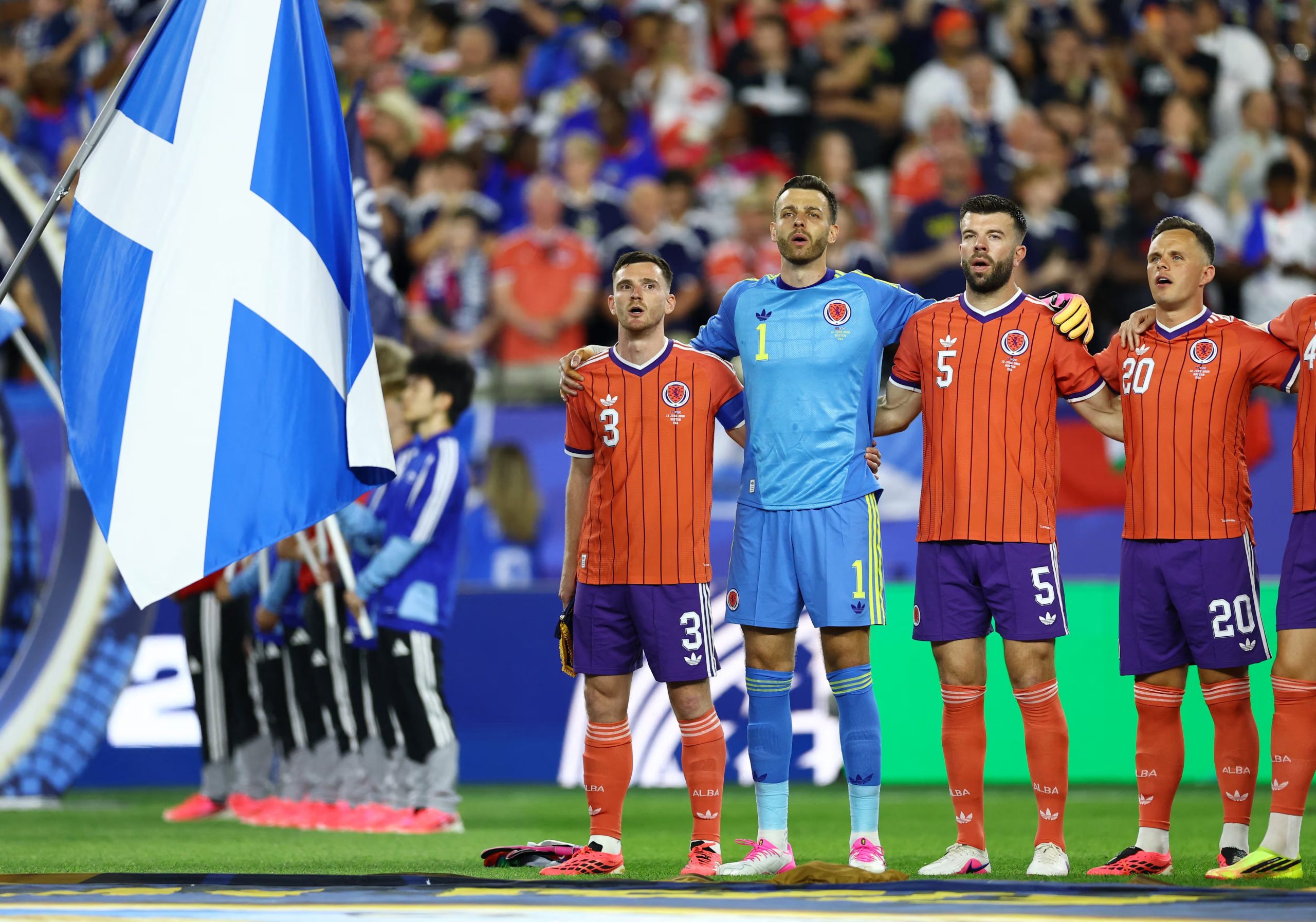 El defensor aprovecha que el reloj no corre al salir la pelota, sino al sujetarla, y usa ese lapso para acomodar posiciones con Escocia antes de reanudar sin que el juez active la cuenta - crédito Peter Cziborra/REUTERS