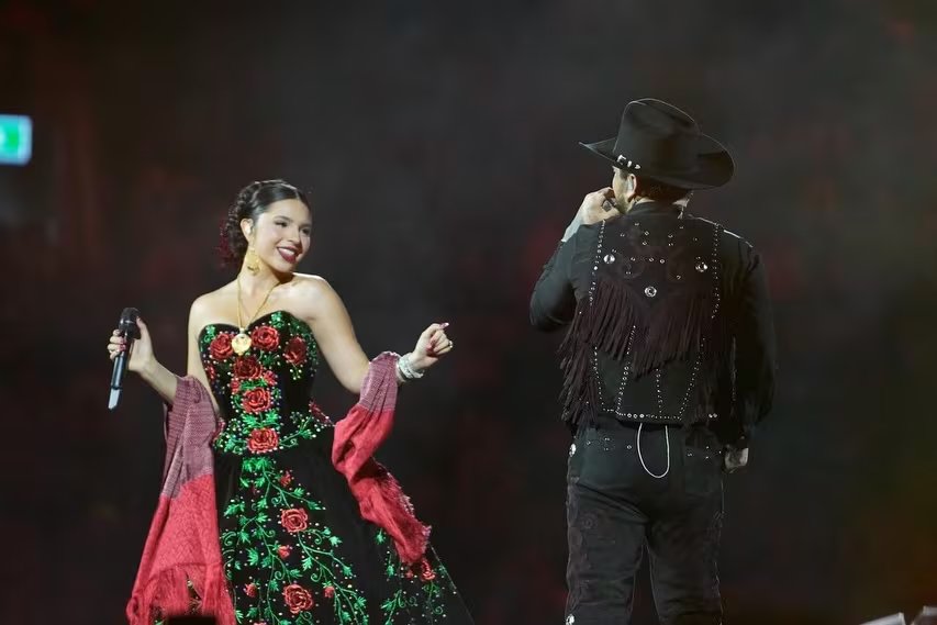 En pleno escenario de la Plaza de Toros, Nodal le preguntó a Aguilar