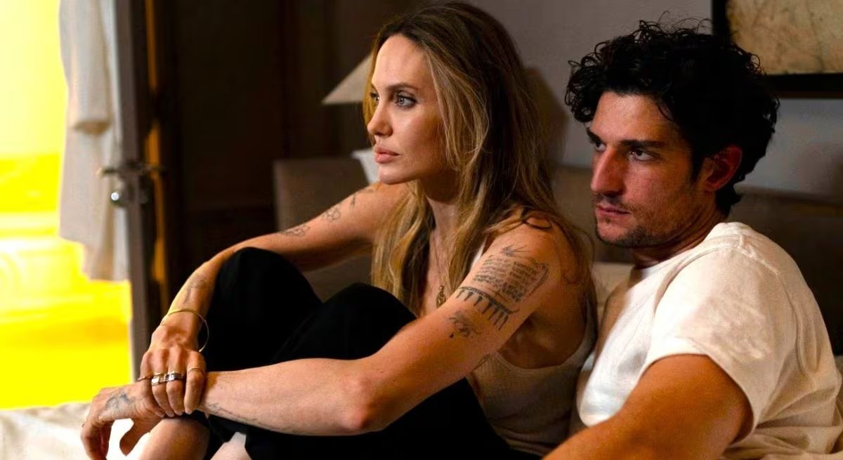 Angelina Jolie y Louis Garrell en 'Couture'. La directora Alice Winocour escribió el personaje principal pensando específicamente en Jolie.